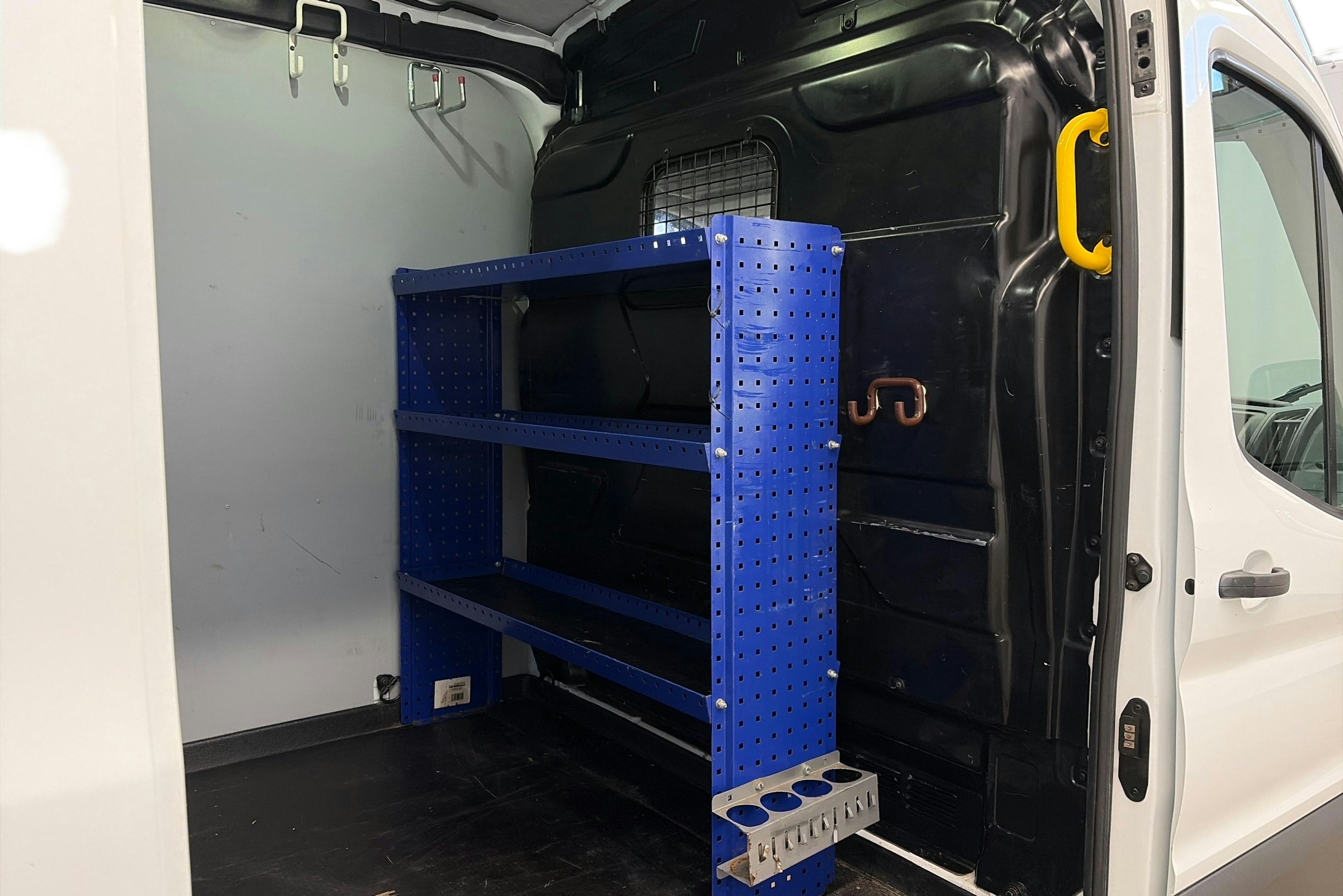 valkoinen Ford Transit 2017 kuva 9.