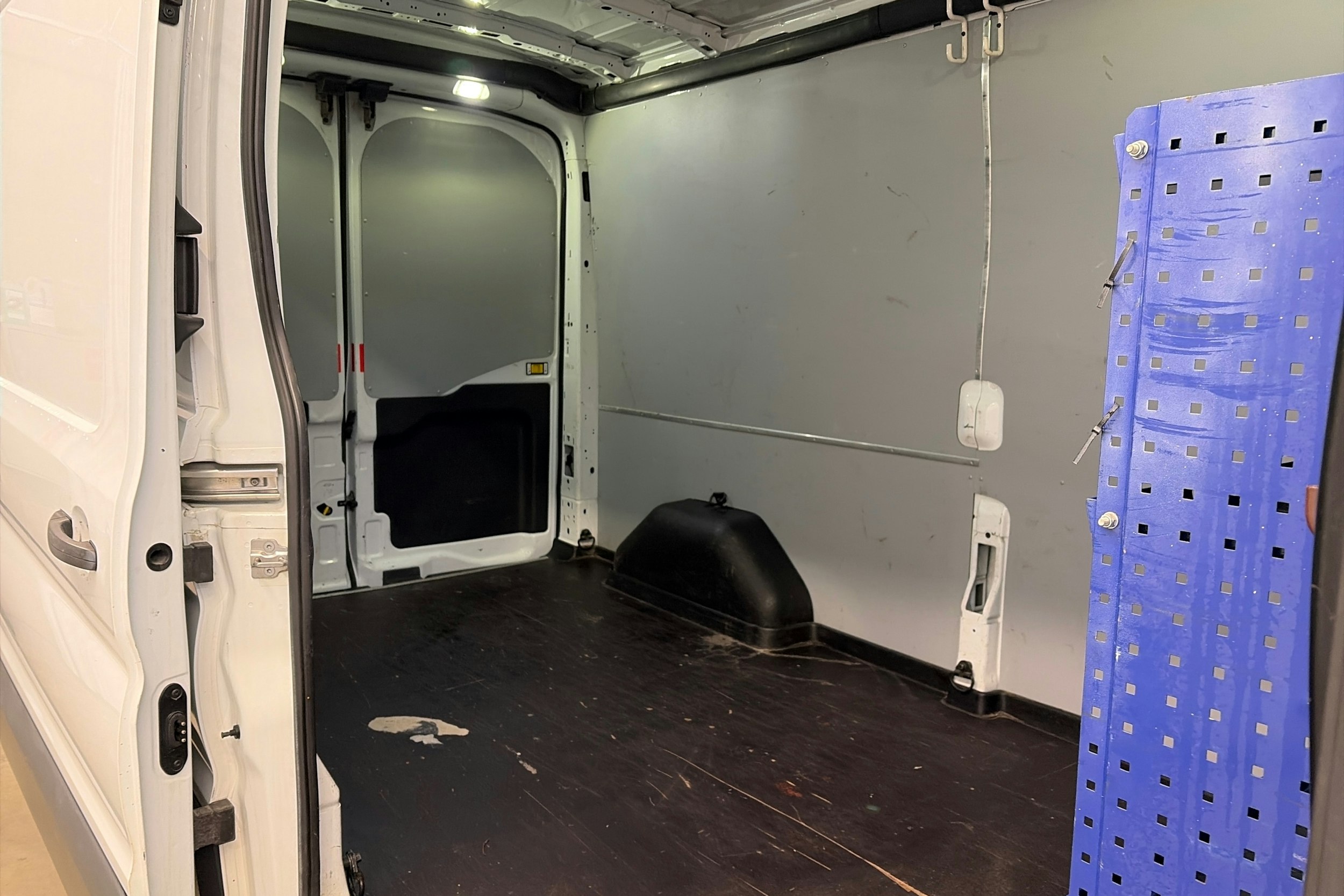 valkoinen Ford Transit 2017 kuva 10.