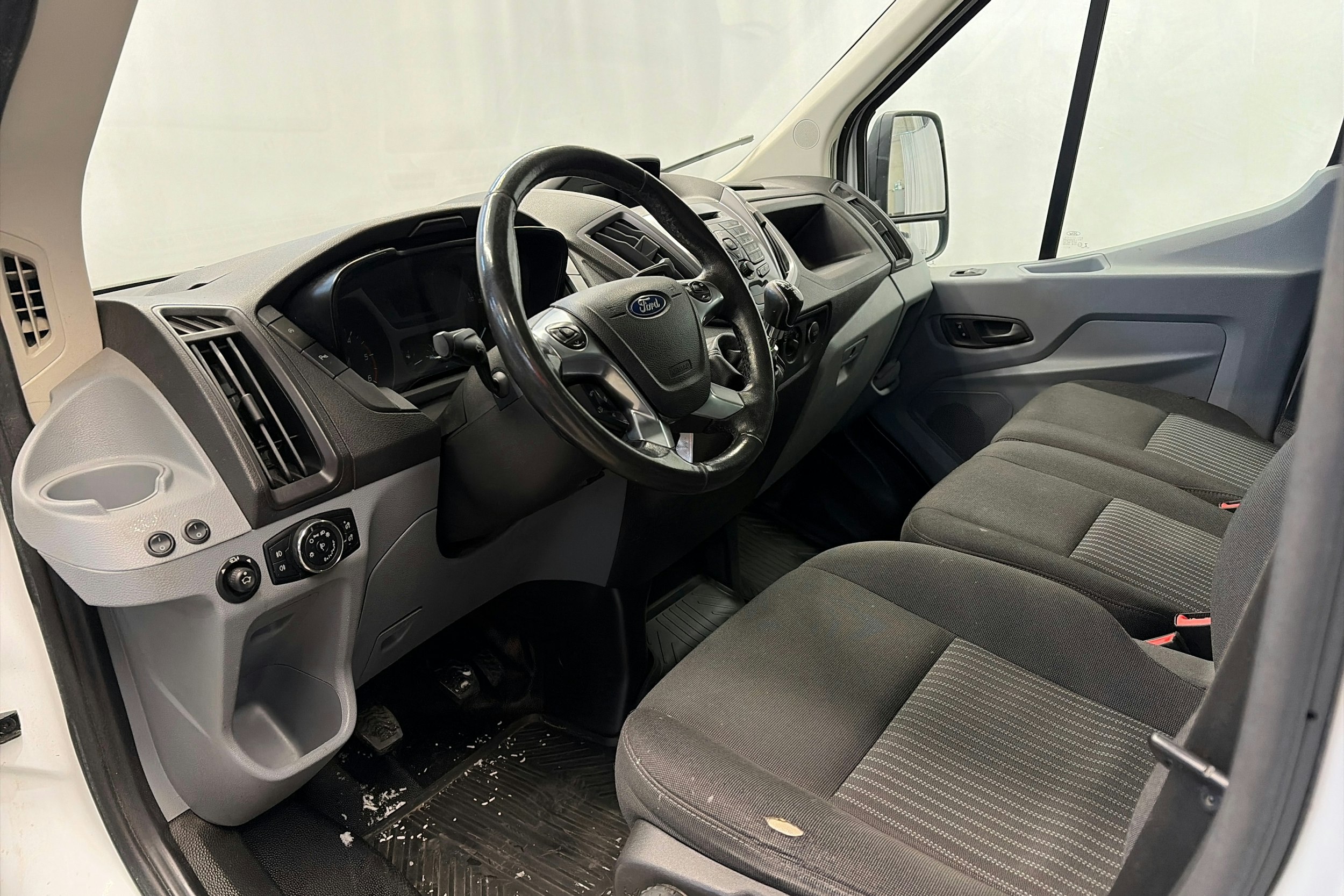 valkoinen Ford Transit 2017 kuva 11.