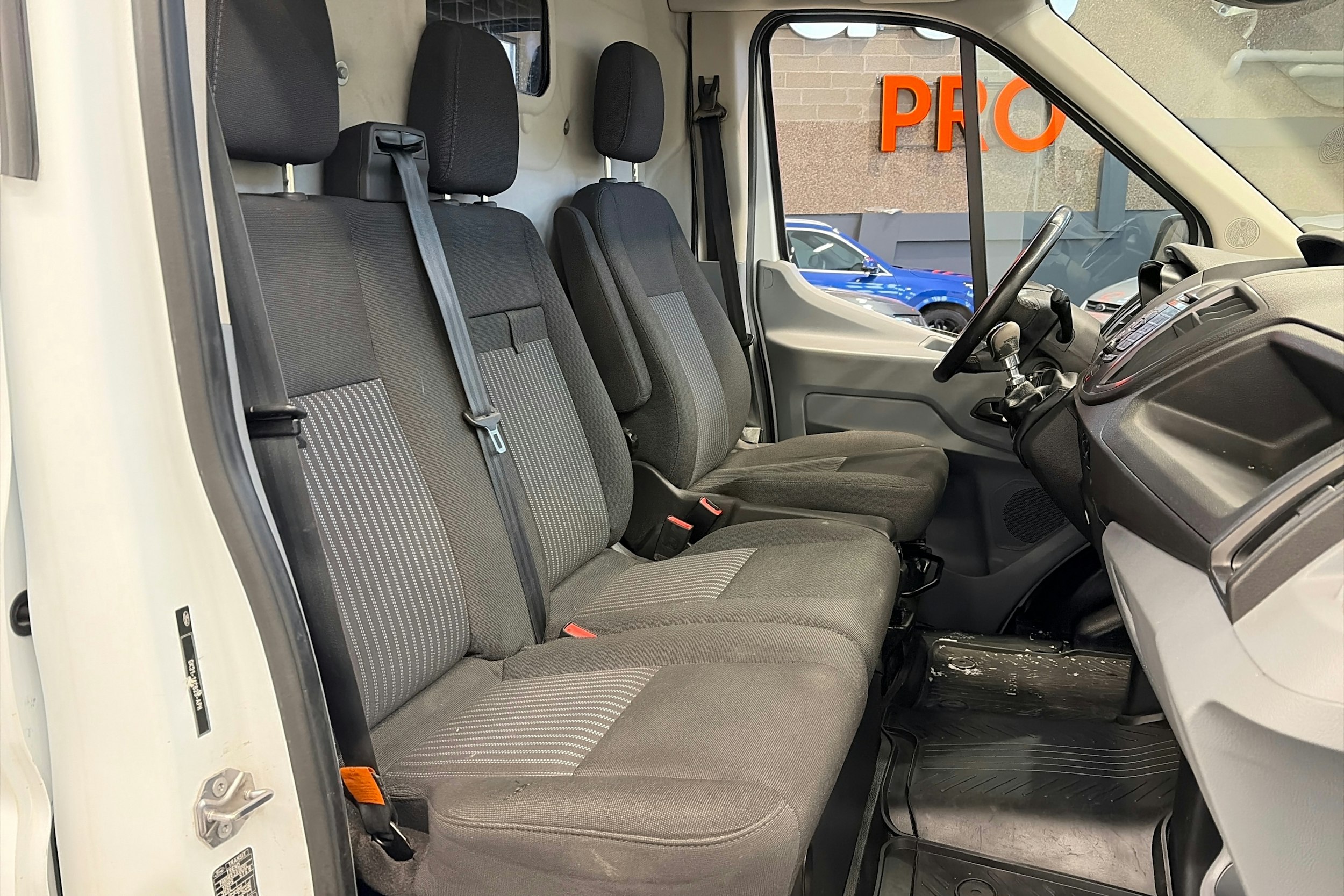 valkoinen Ford Transit 2017 kuva 12.