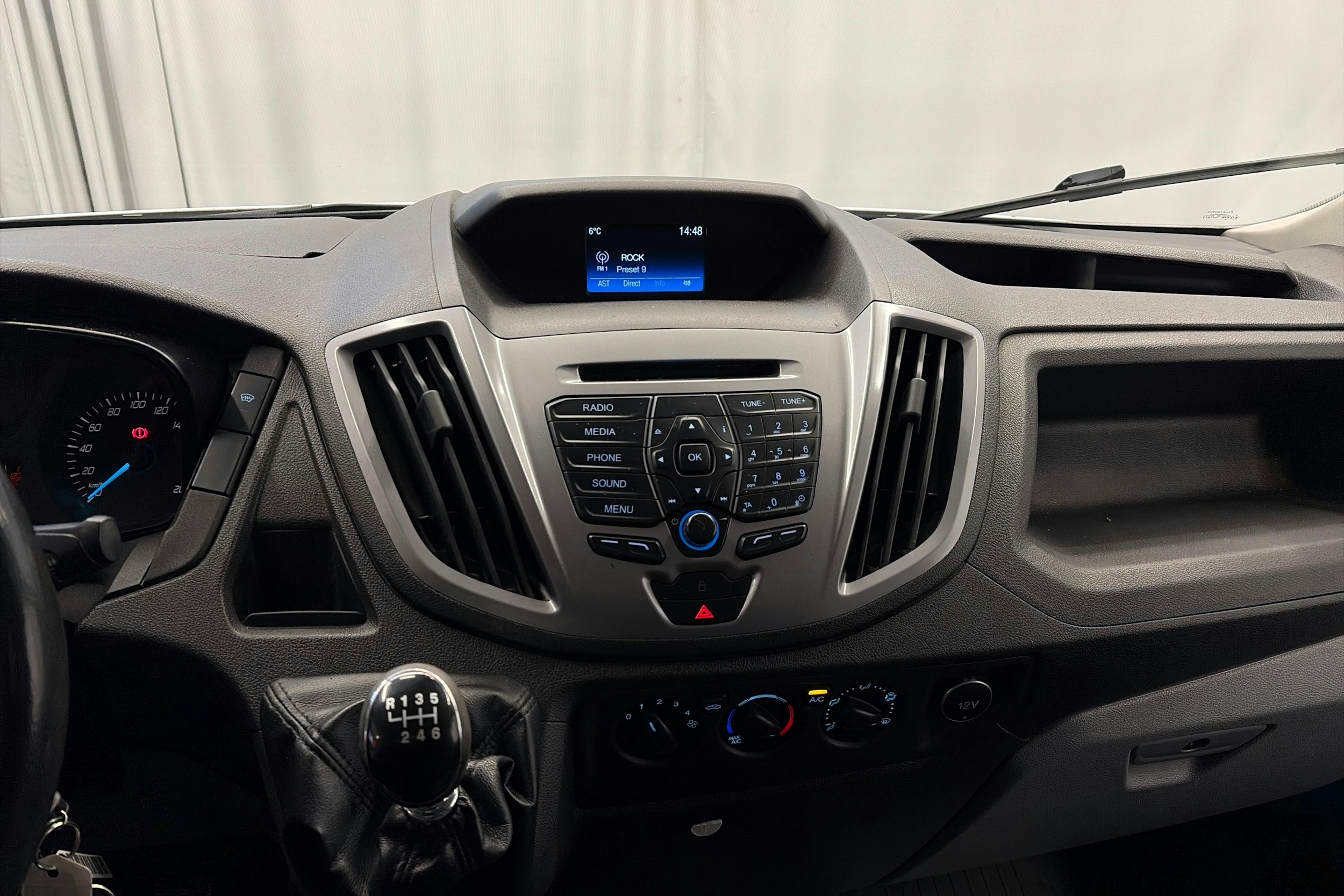 valkoinen Ford Transit 2017 kuva 16.