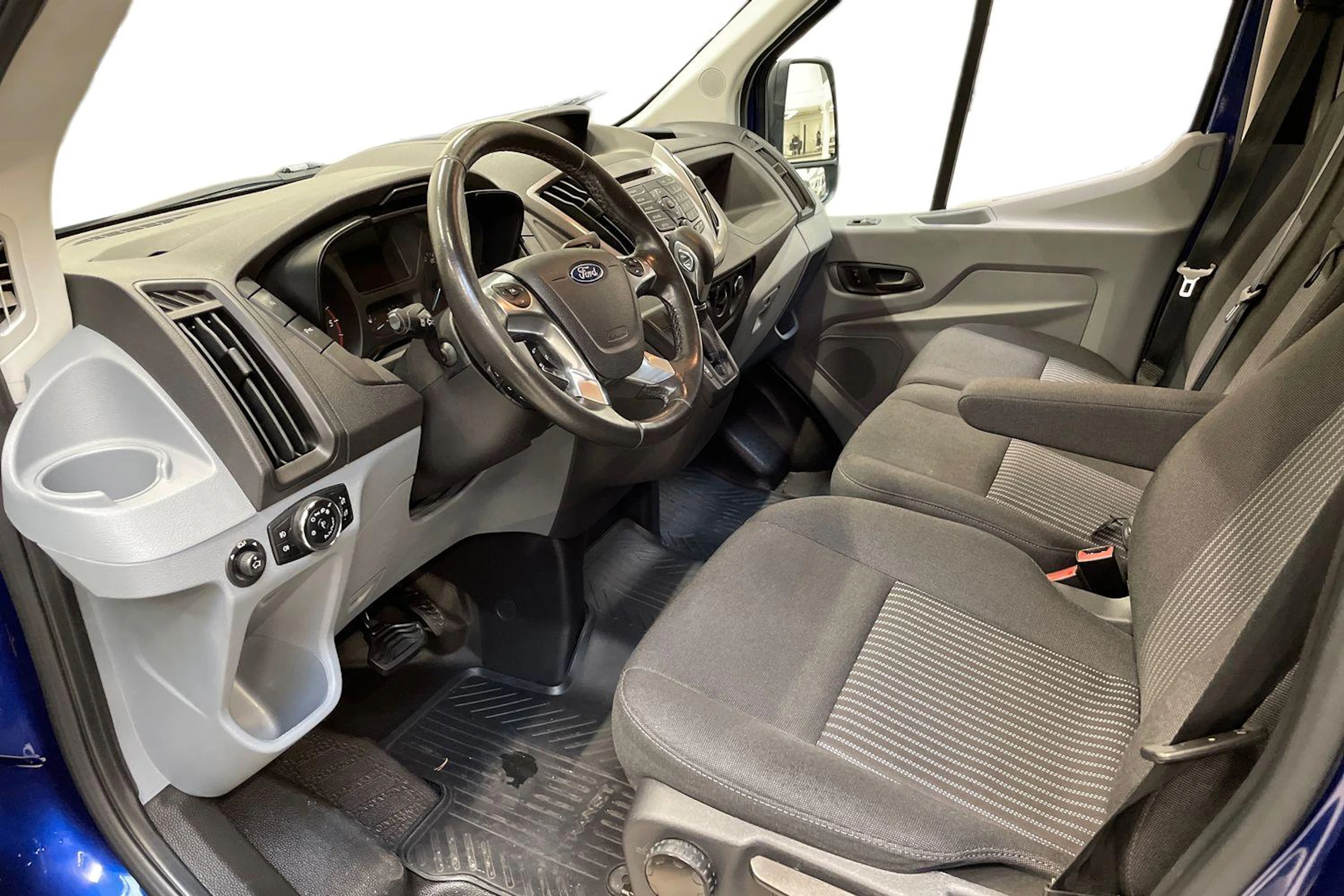 sininen Ford Transit 2018 kuva 3.