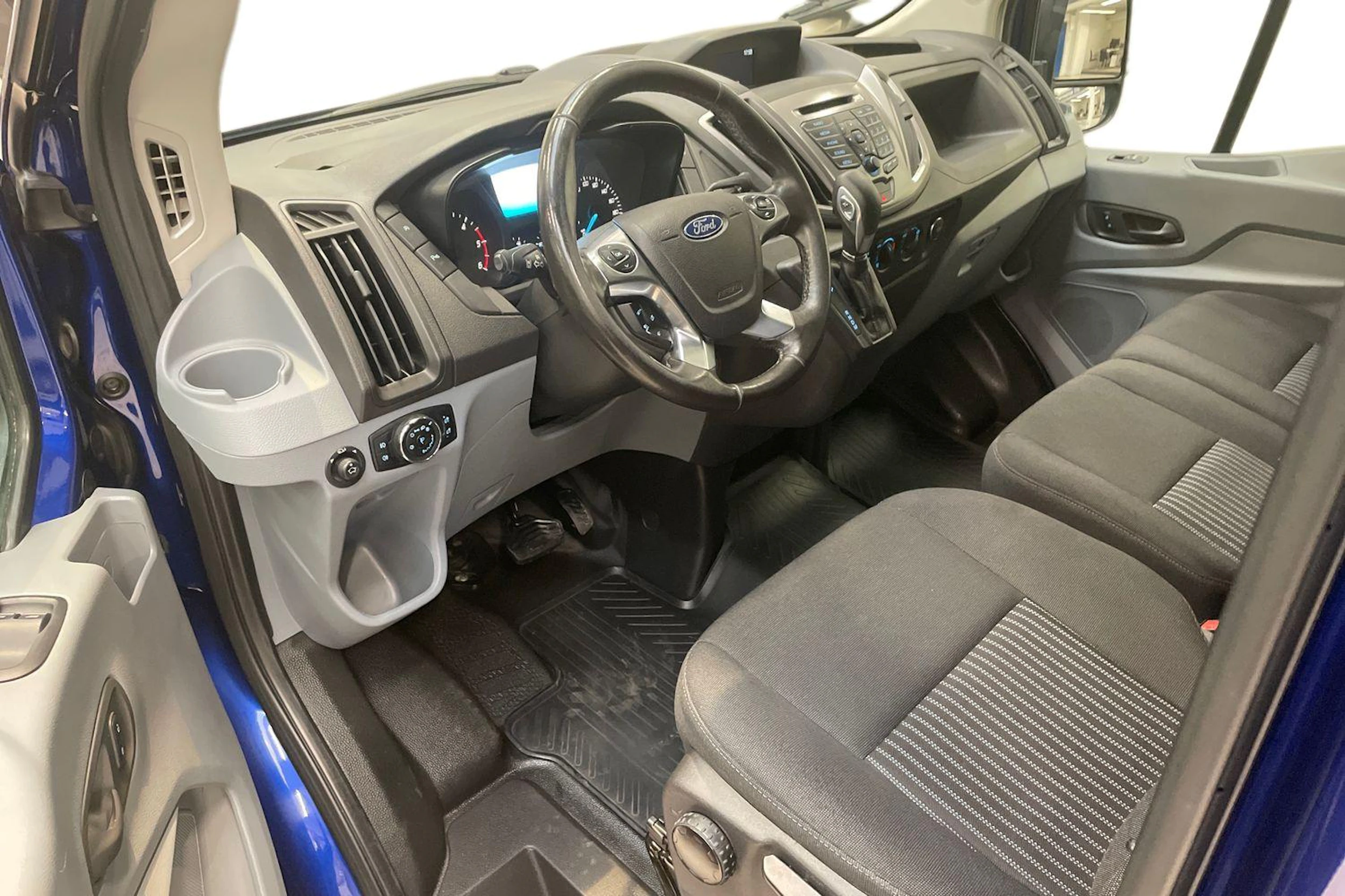 sininen Ford Transit 2019 kuva 8.