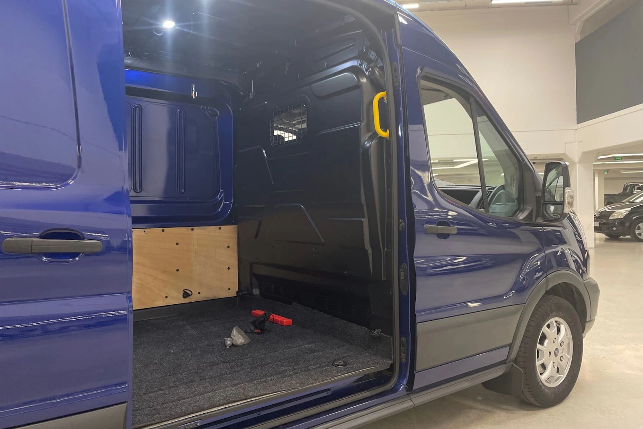 sininen Ford Transit 2019 kuva 16.