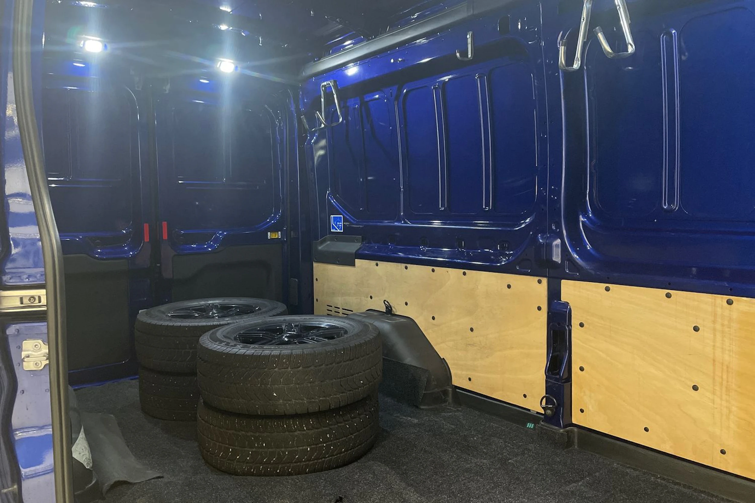 sininen Ford Transit 2019 kuva 17.