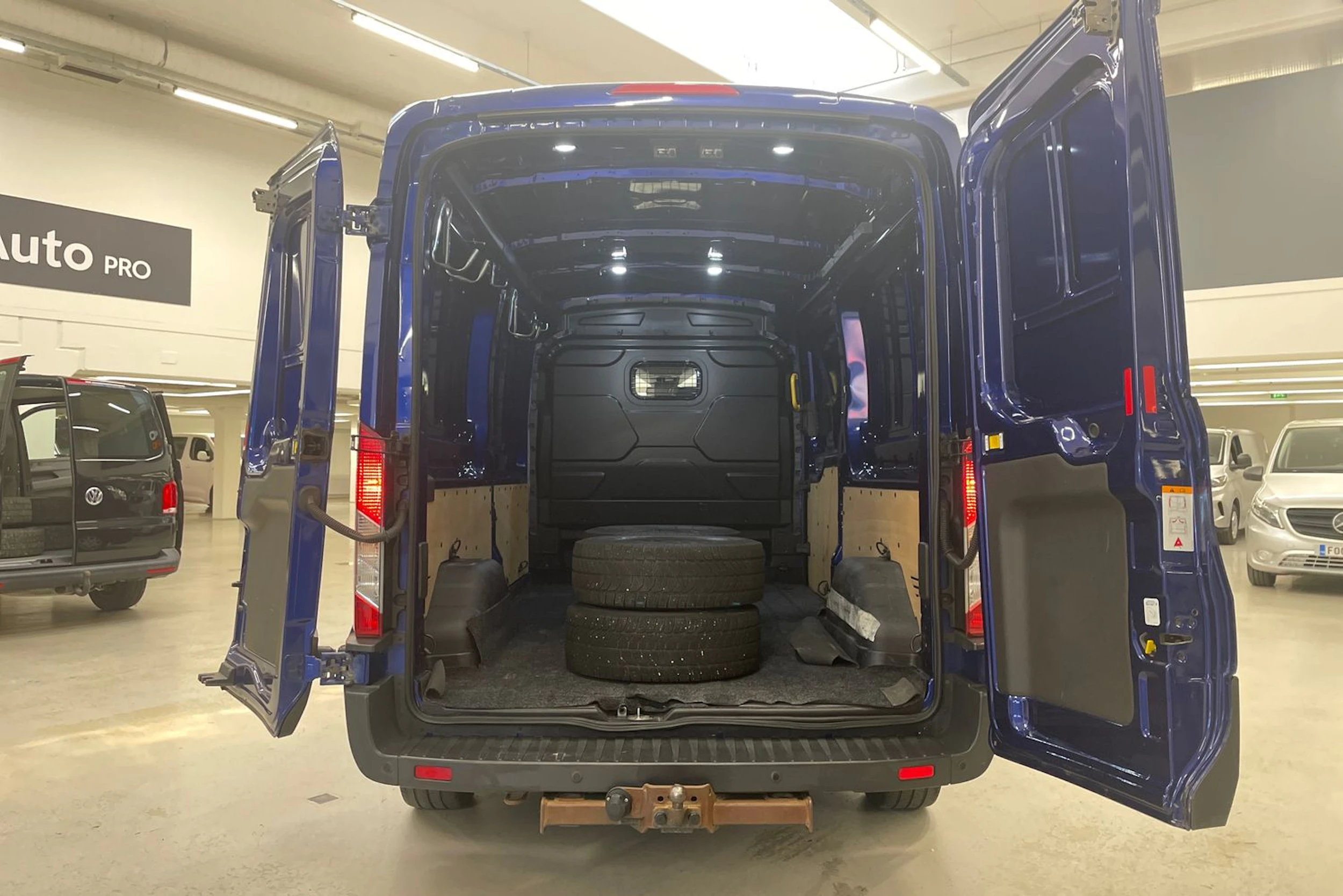 sininen Ford Transit 2019 kuva 19.