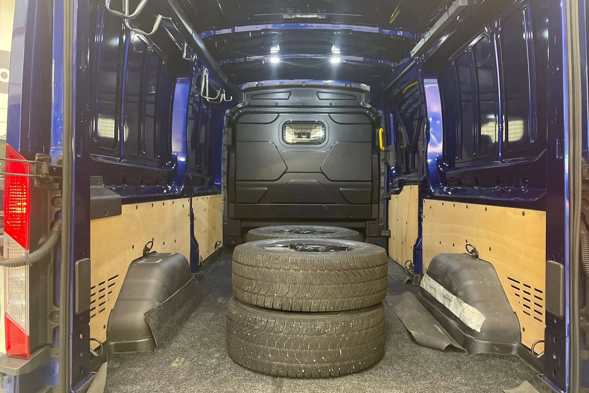 sininen Ford Transit 2019 kuva 20.