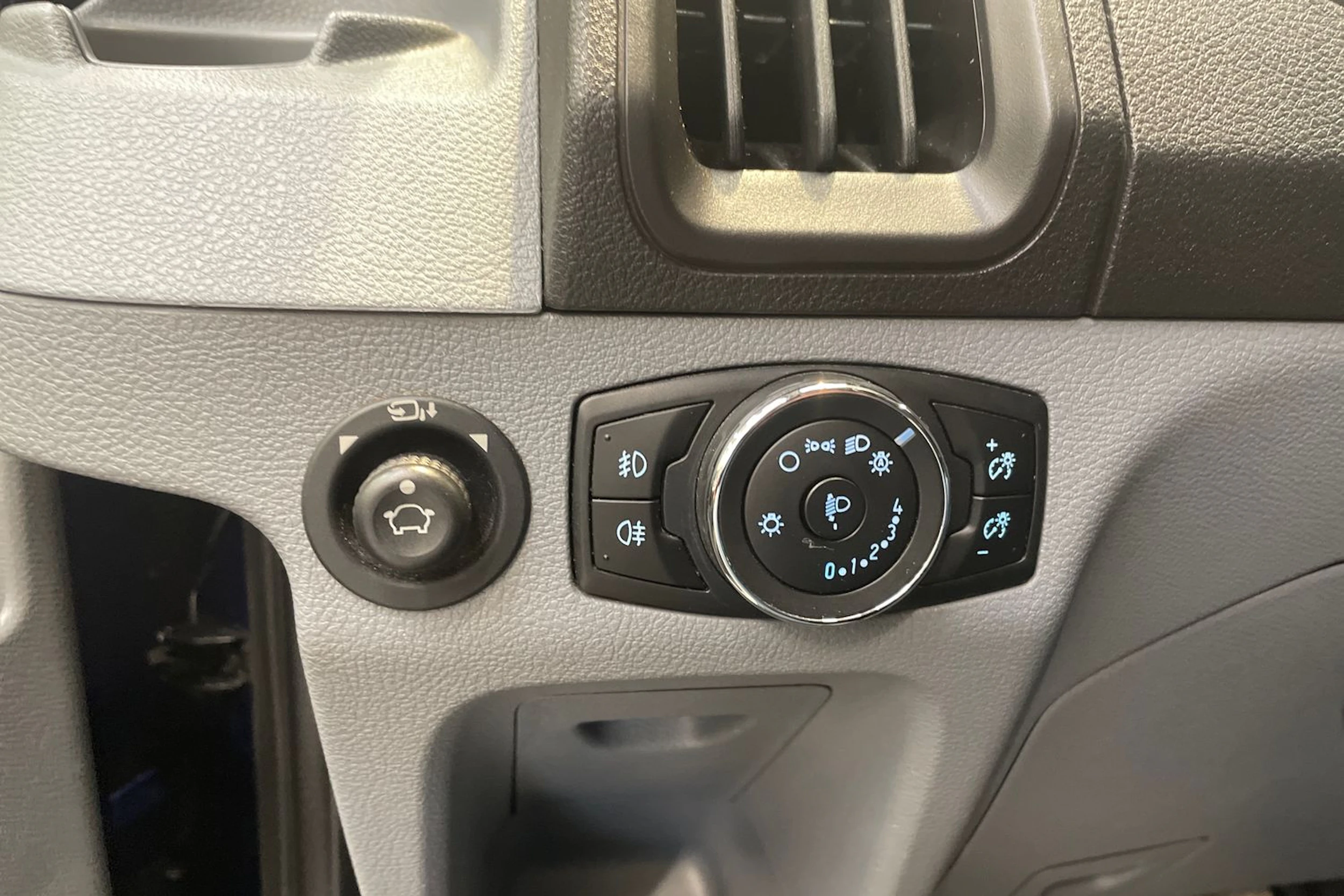 sininen Ford Transit 2019 kuva 22.