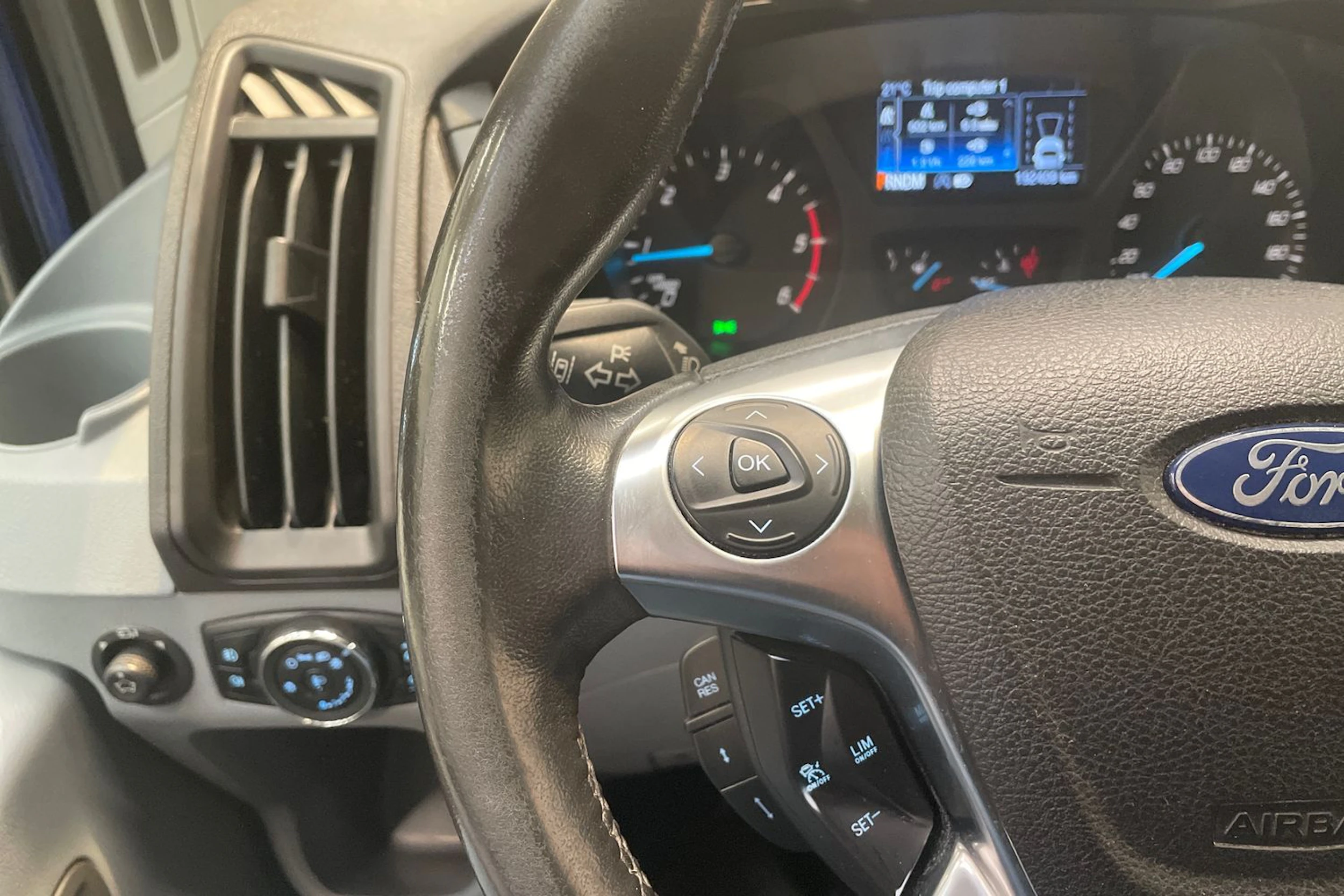 sininen Ford Transit 2019 kuva 25.