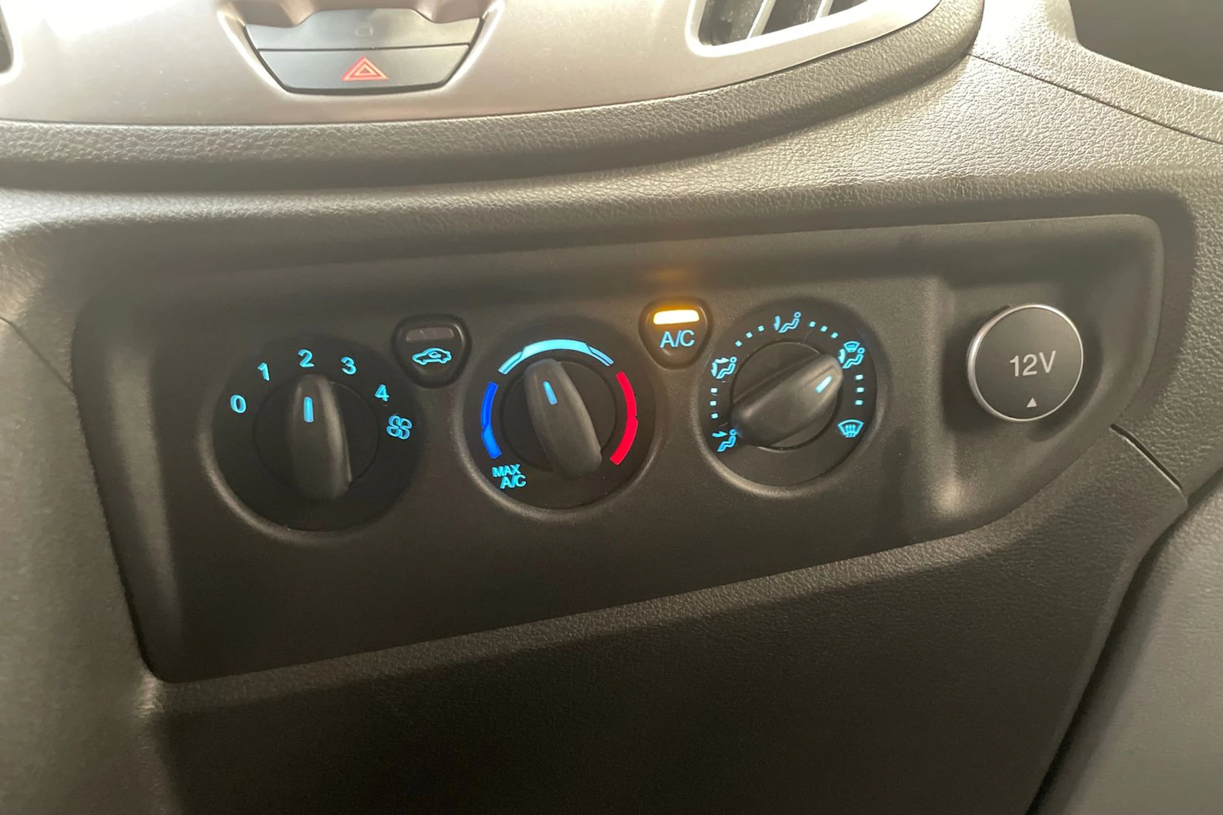 sininen Ford Transit 2019 kuva 31.
