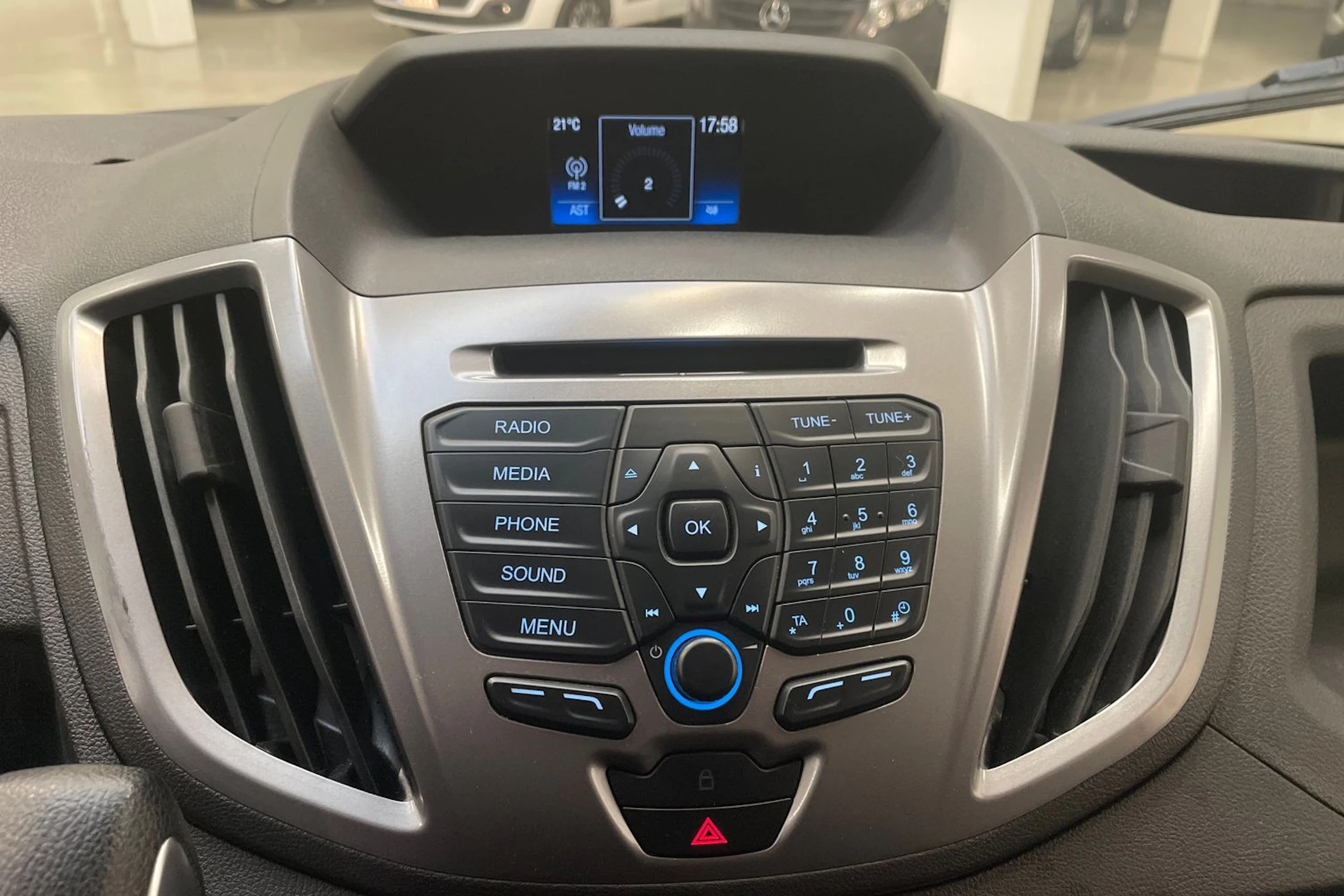 sininen Ford Transit 2019 kuva 32.