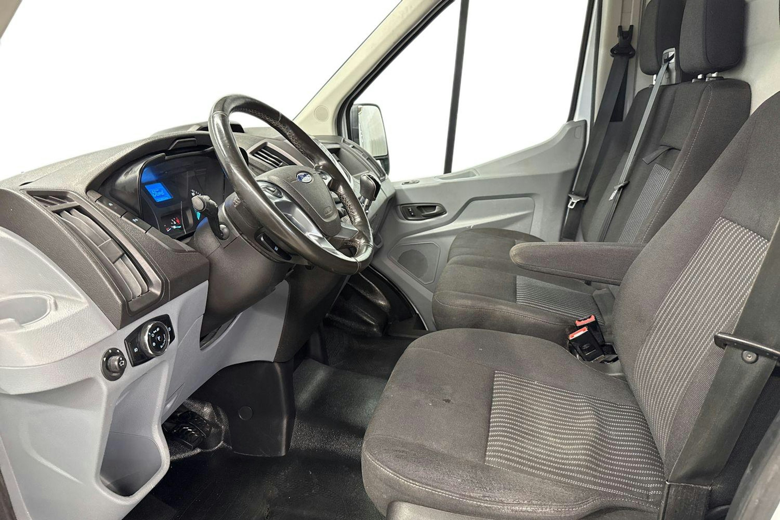 valkoinen Ford Transit 2018 kuva 7.