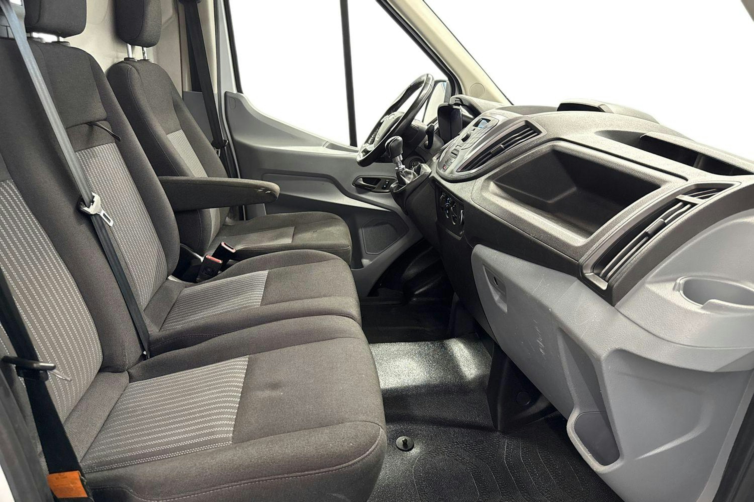 valkoinen Ford Transit 2018 kuva 9.