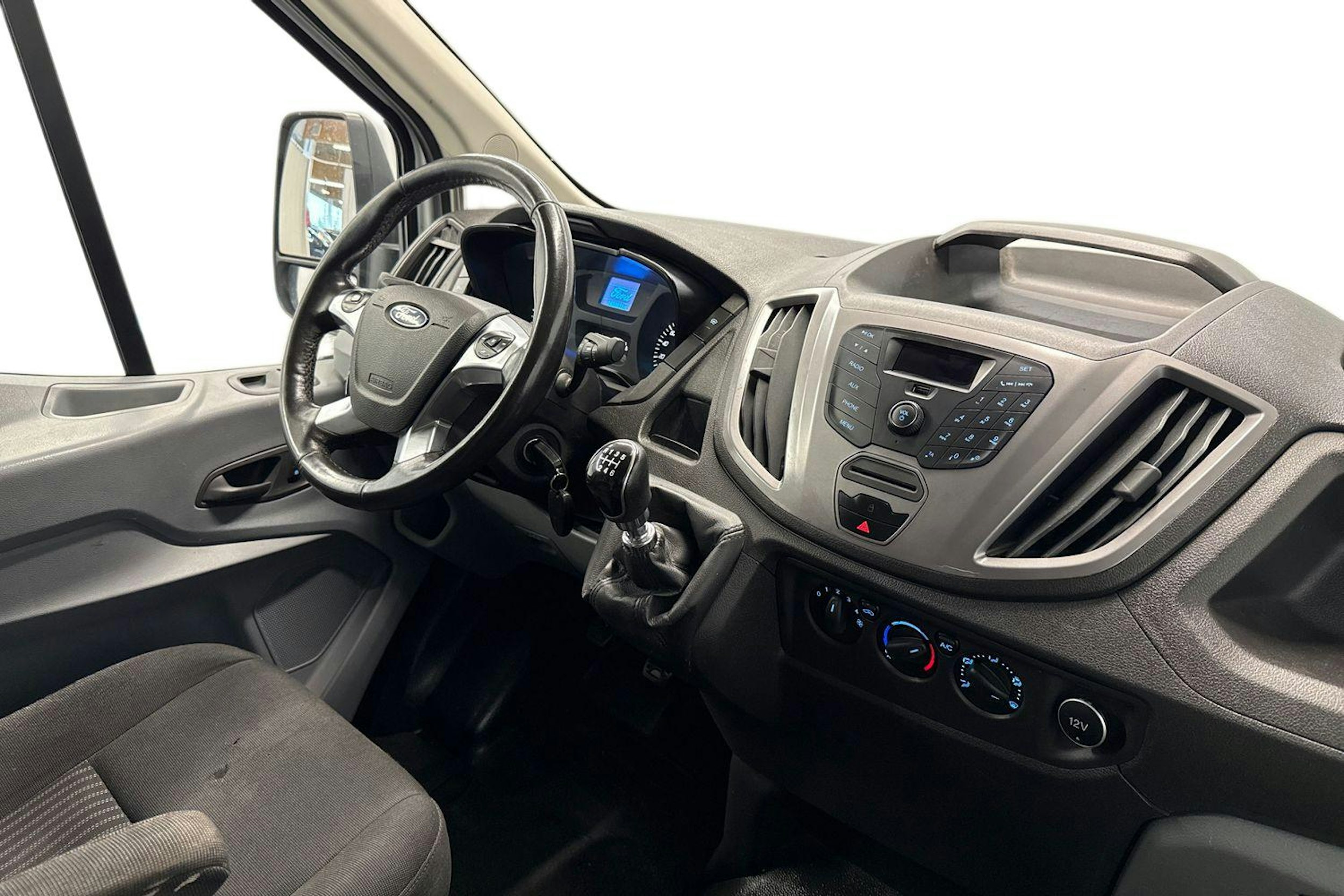 valkoinen Ford Transit 2018 kuva 10.
