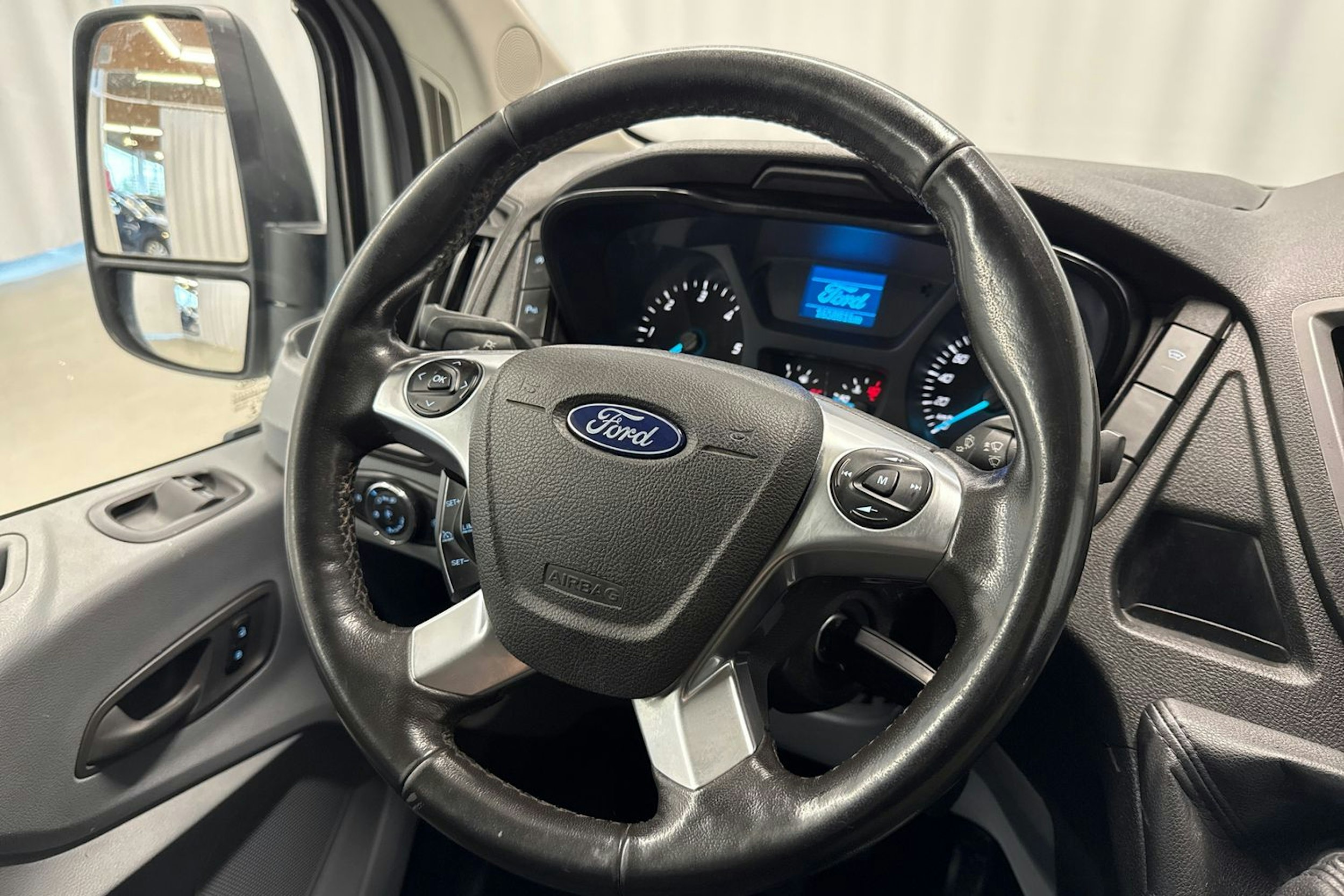 valkoinen Ford Transit 2018 kuva 13.