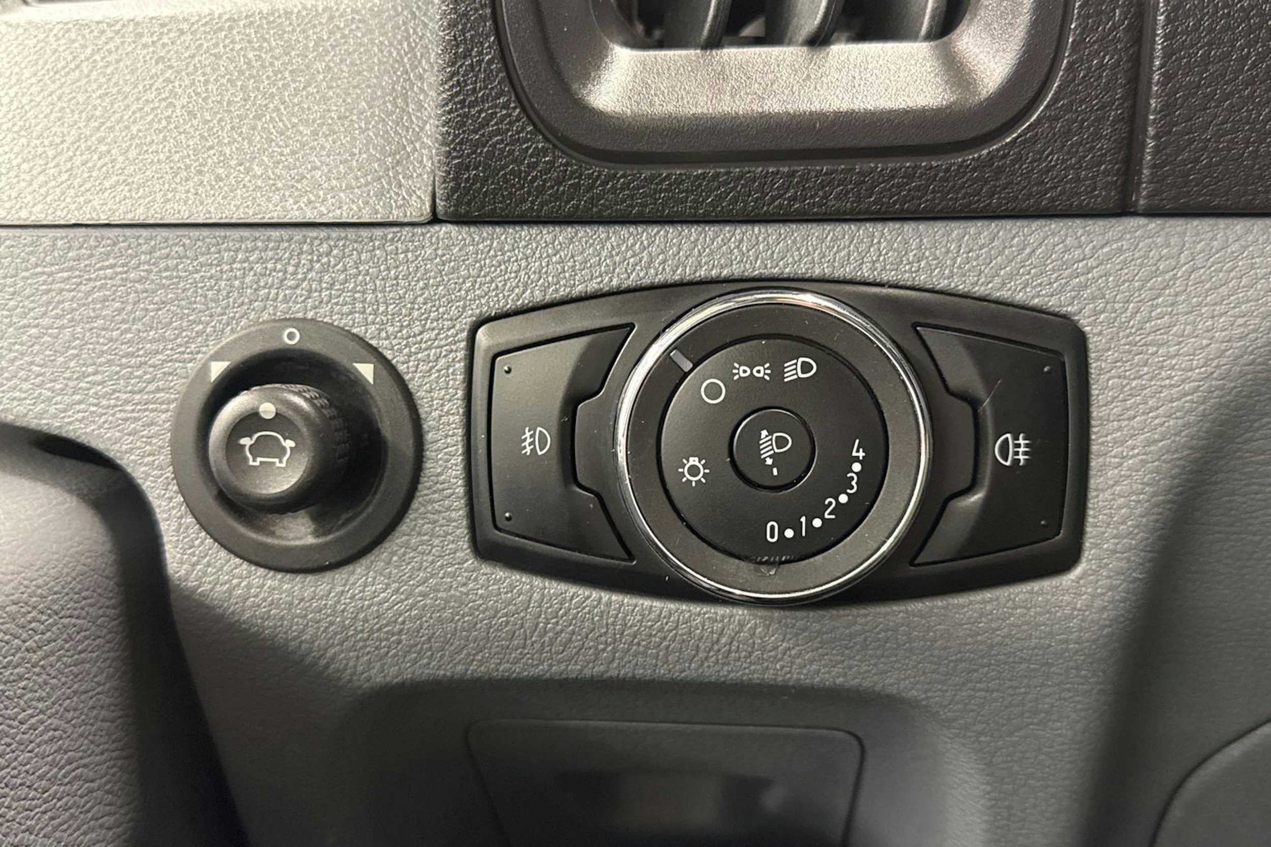 valkoinen Ford Transit 2018 kuva 17.
