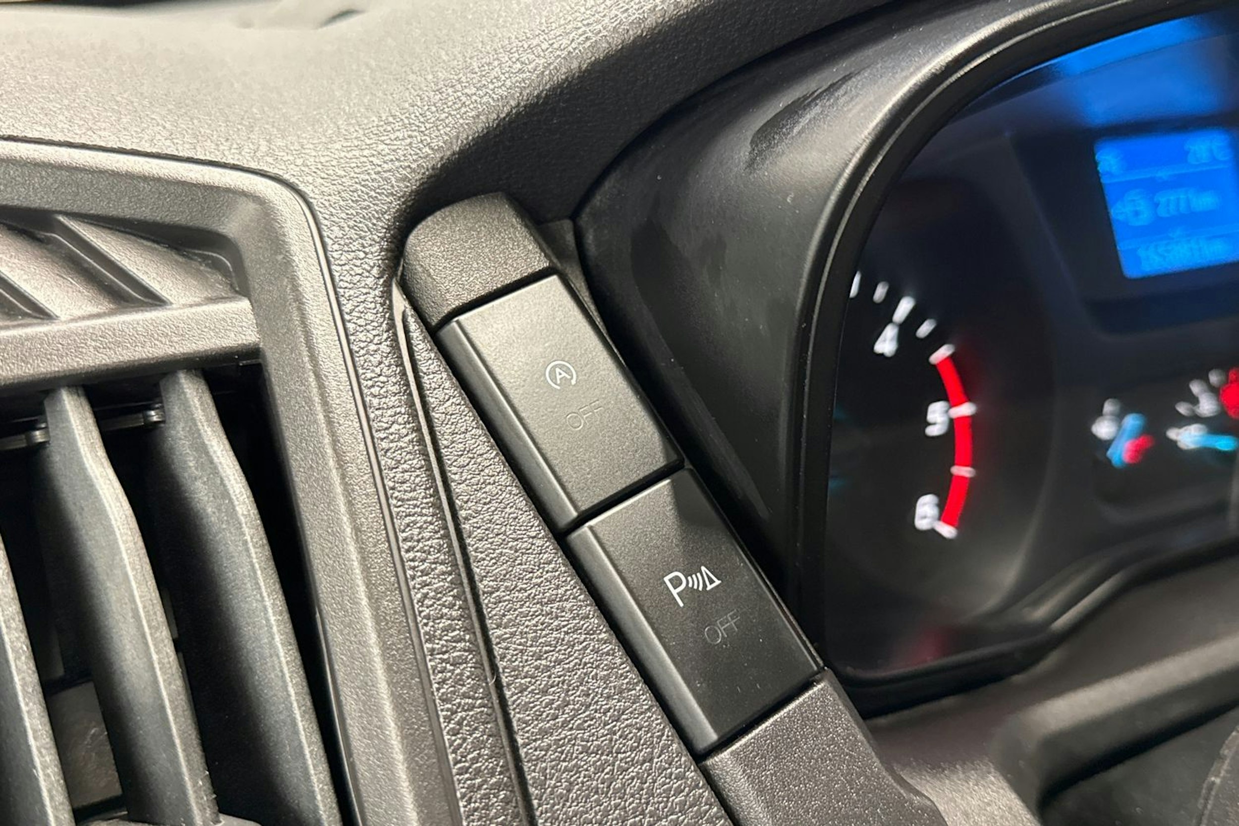 valkoinen Ford Transit 2018 kuva 19.