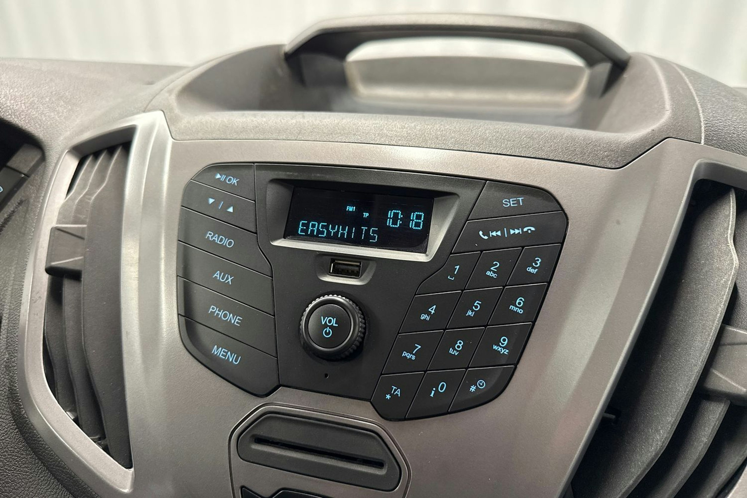 valkoinen Ford Transit 2018 kuva 20.