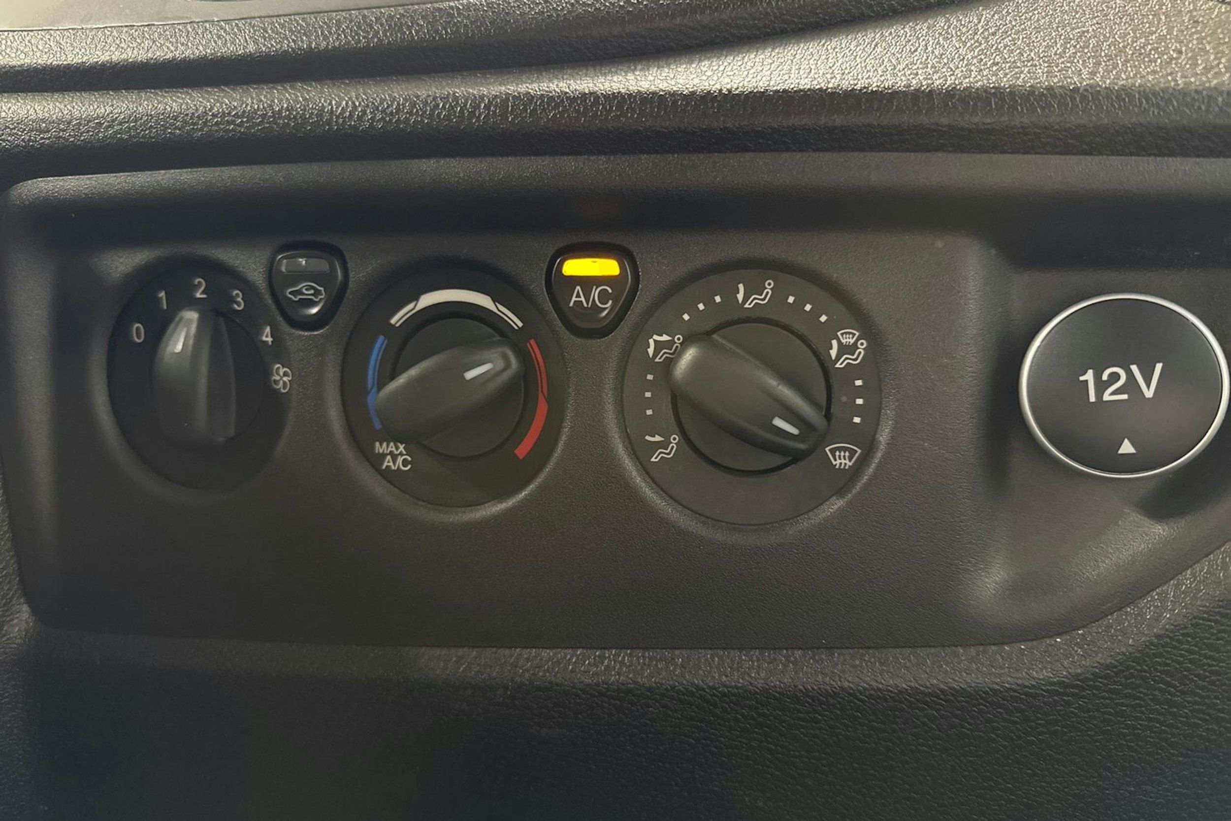 valkoinen Ford Transit 2018 kuva 21.