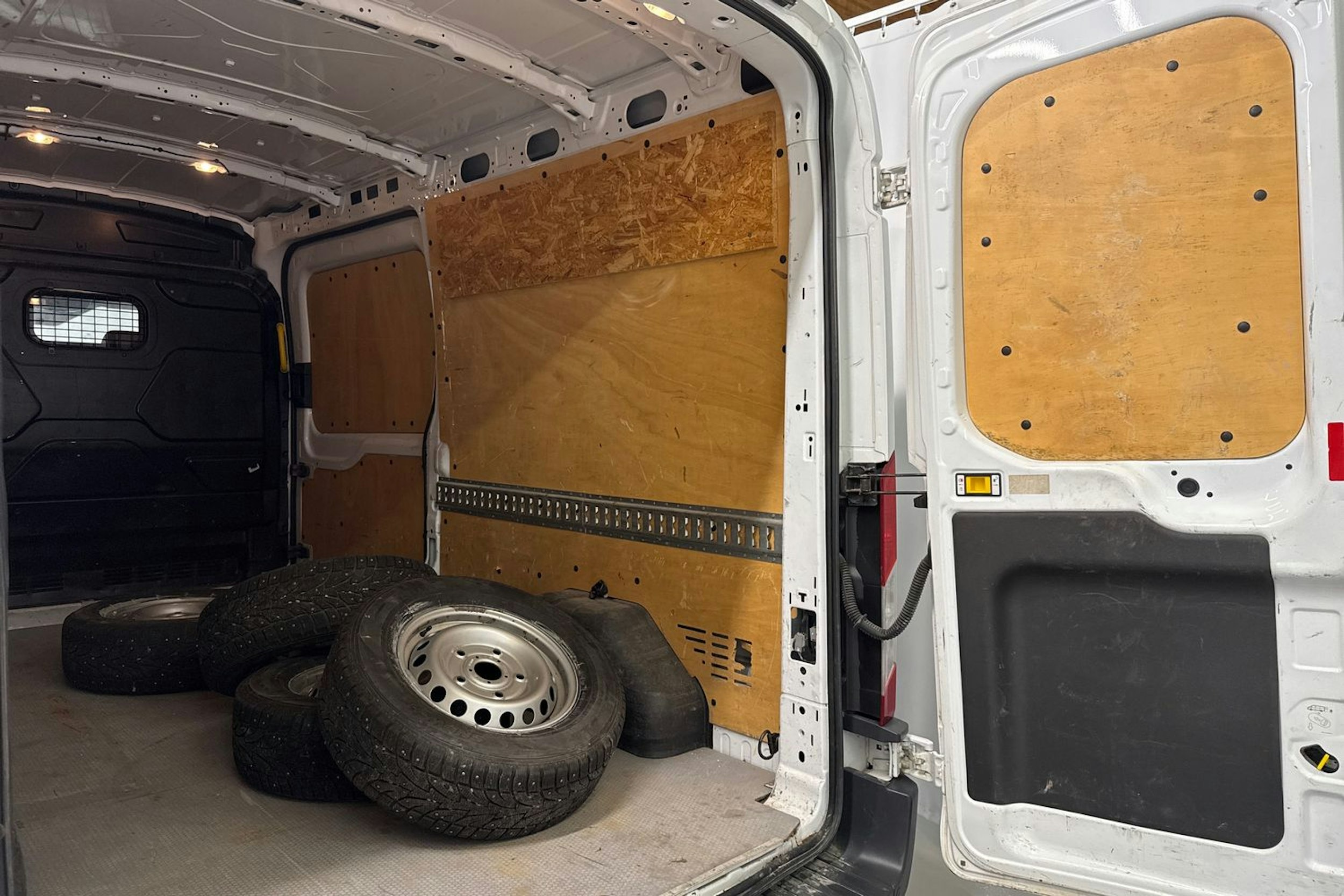 valkoinen Ford Transit 2018 kuva 22.