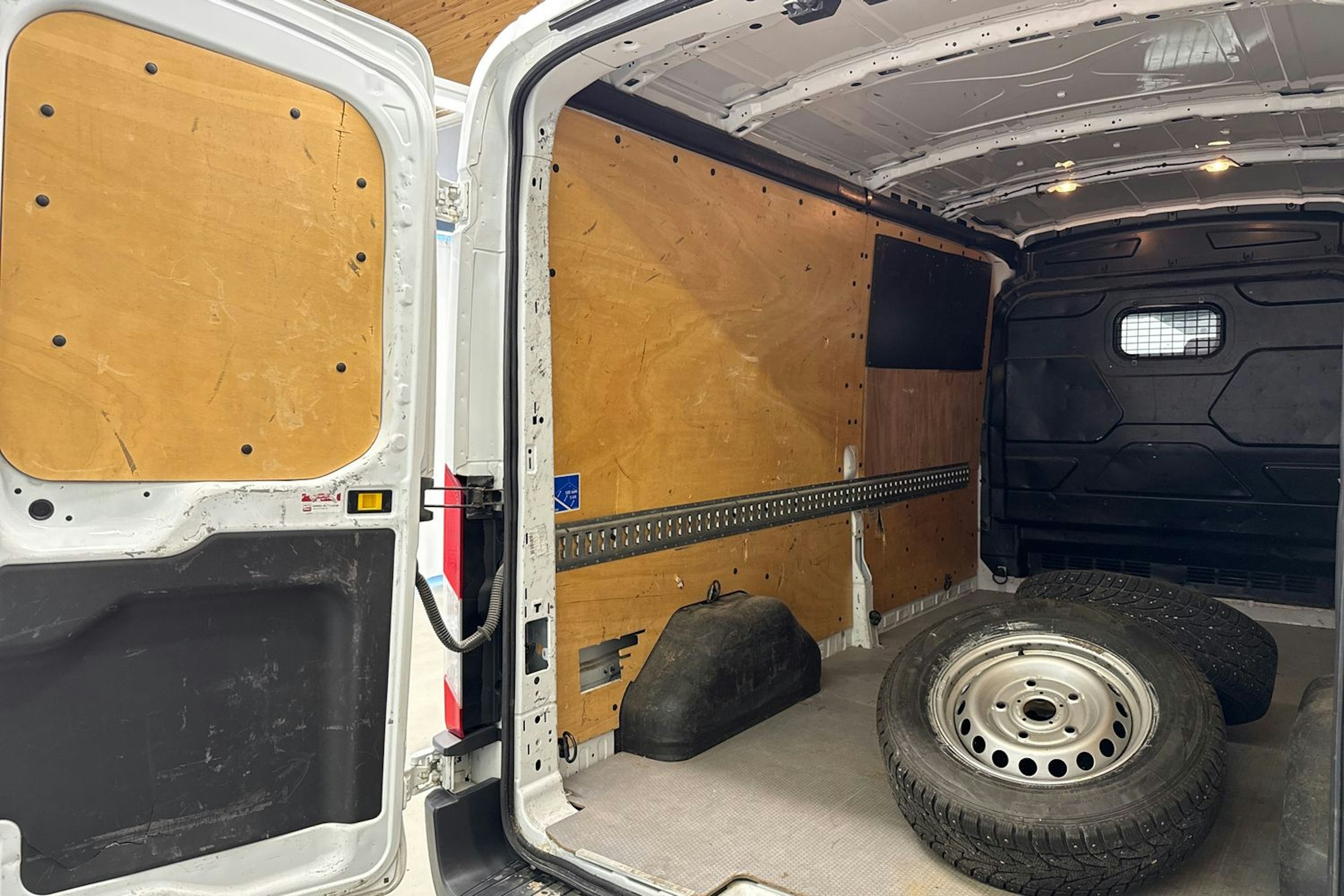valkoinen Ford Transit 2018 kuva 23.