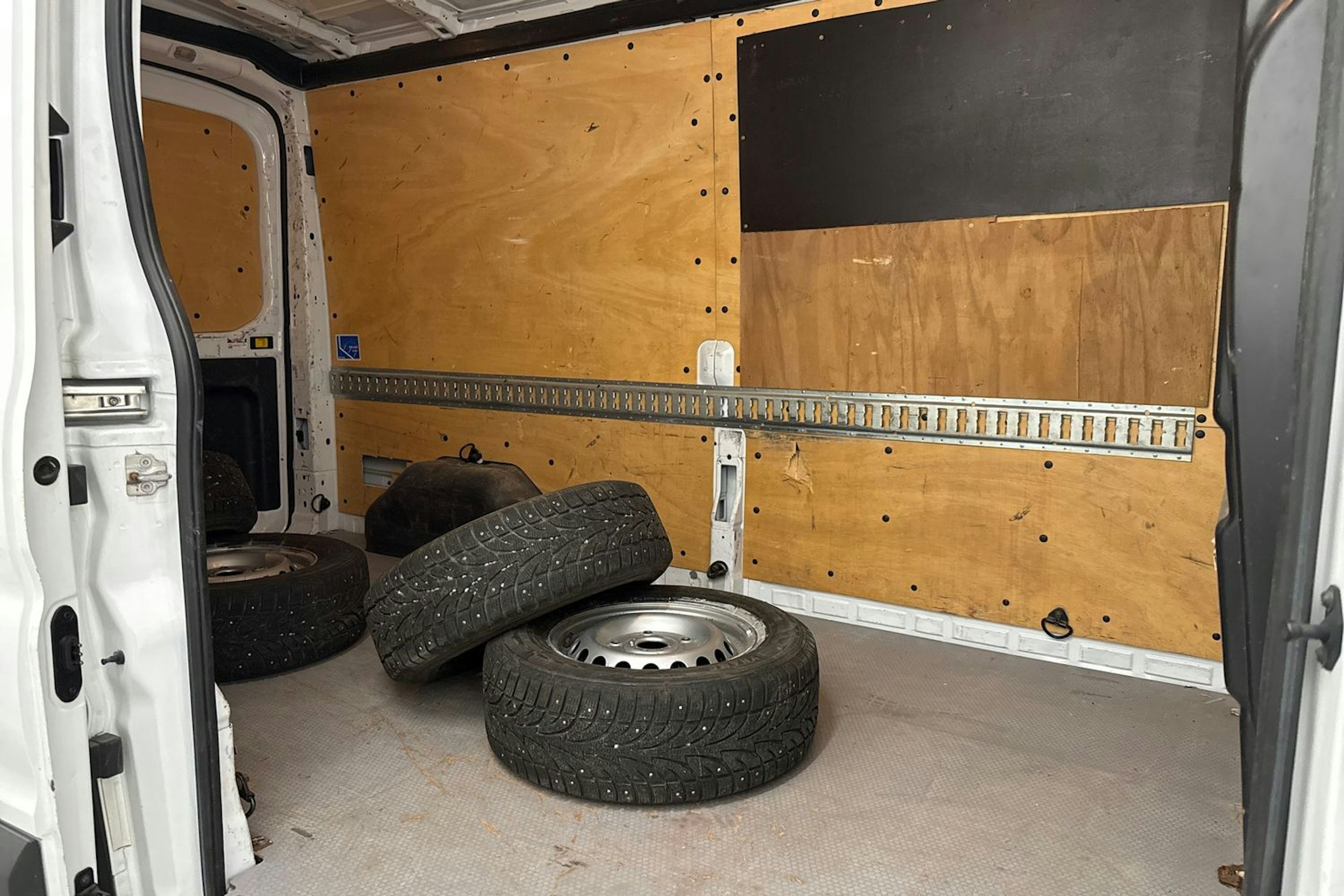 valkoinen Ford Transit 2018 kuva 24.