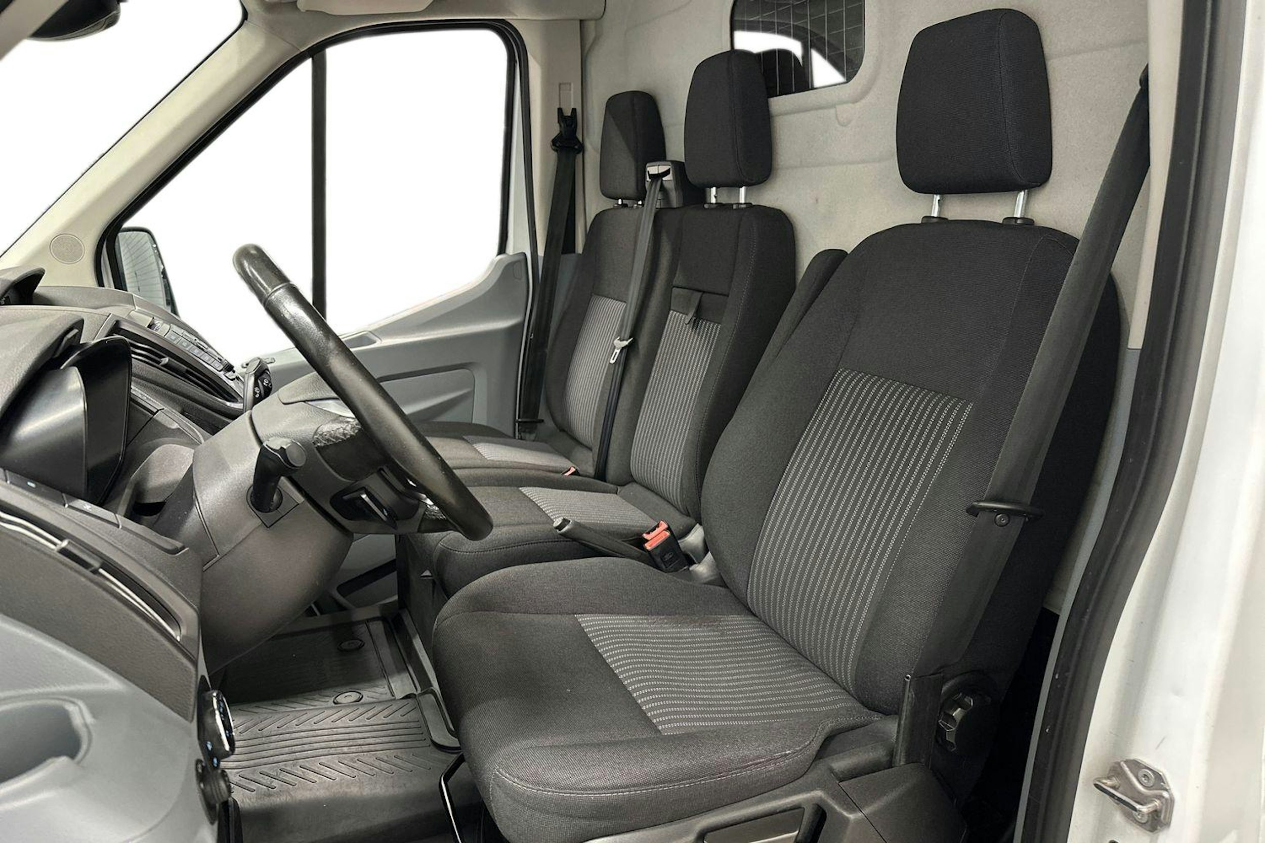 valkoinen Ford Transit 2018 kuva 6.