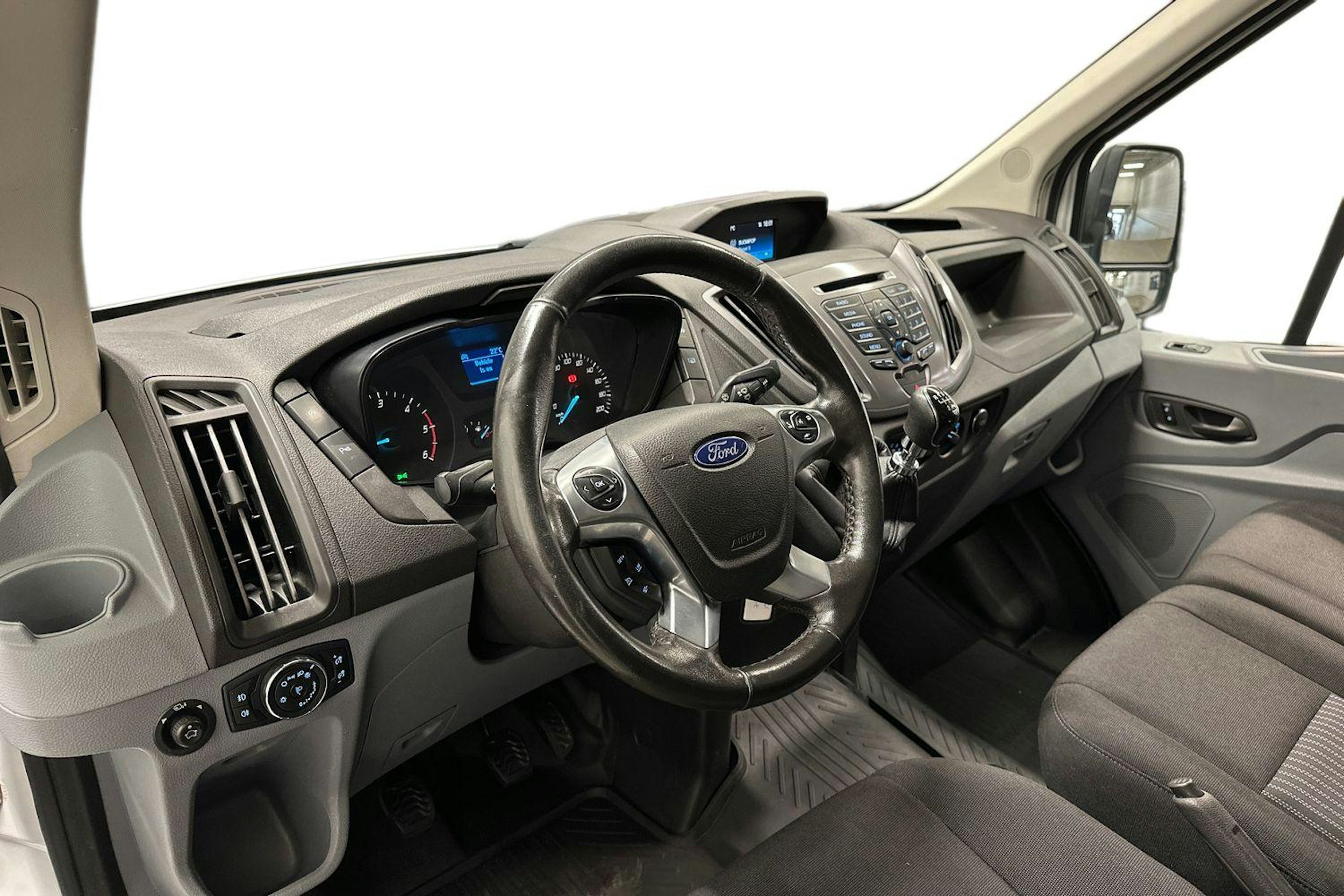 valkoinen Ford Transit 2018 kuva 7.