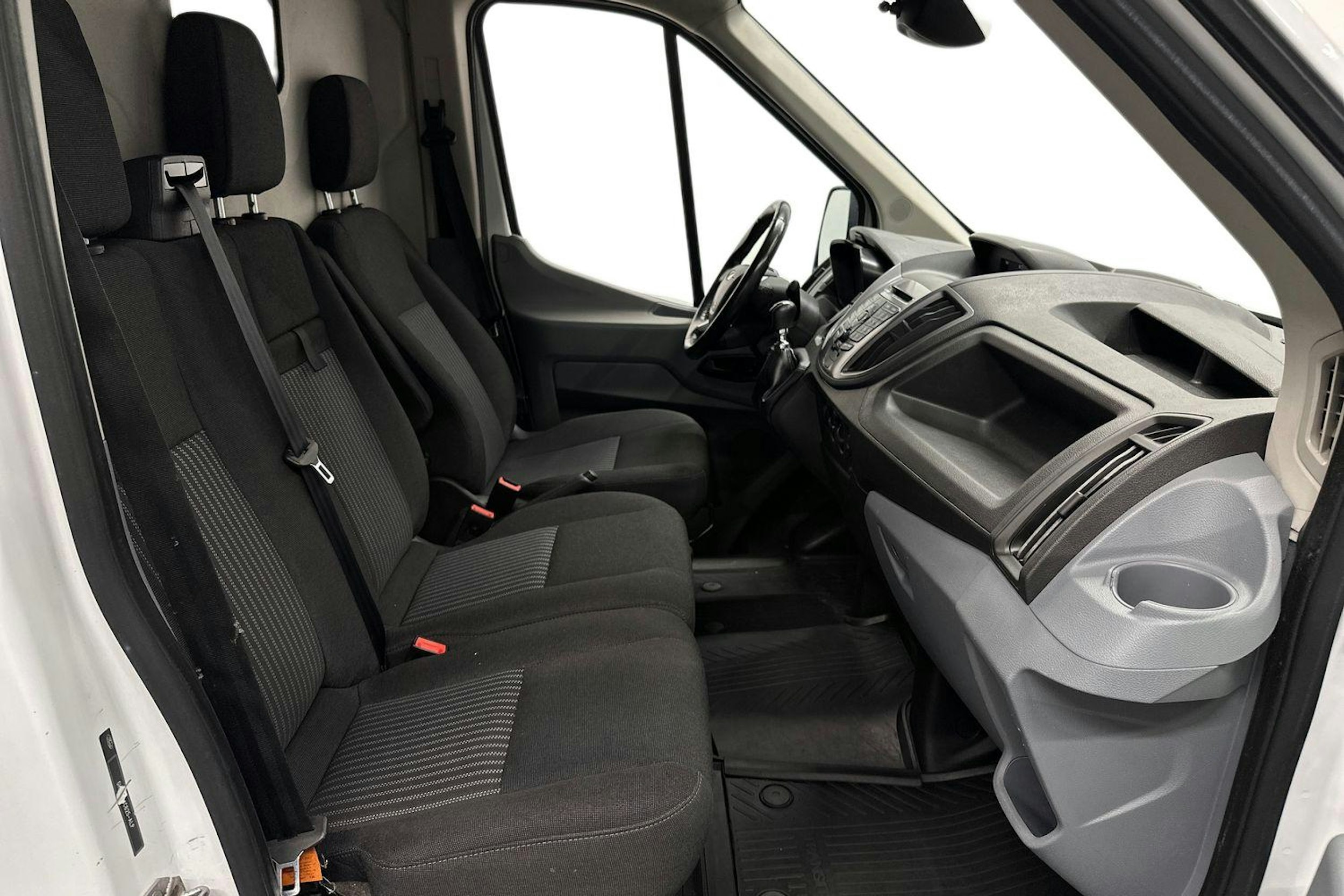 valkoinen Ford Transit 2018 kuva 8.