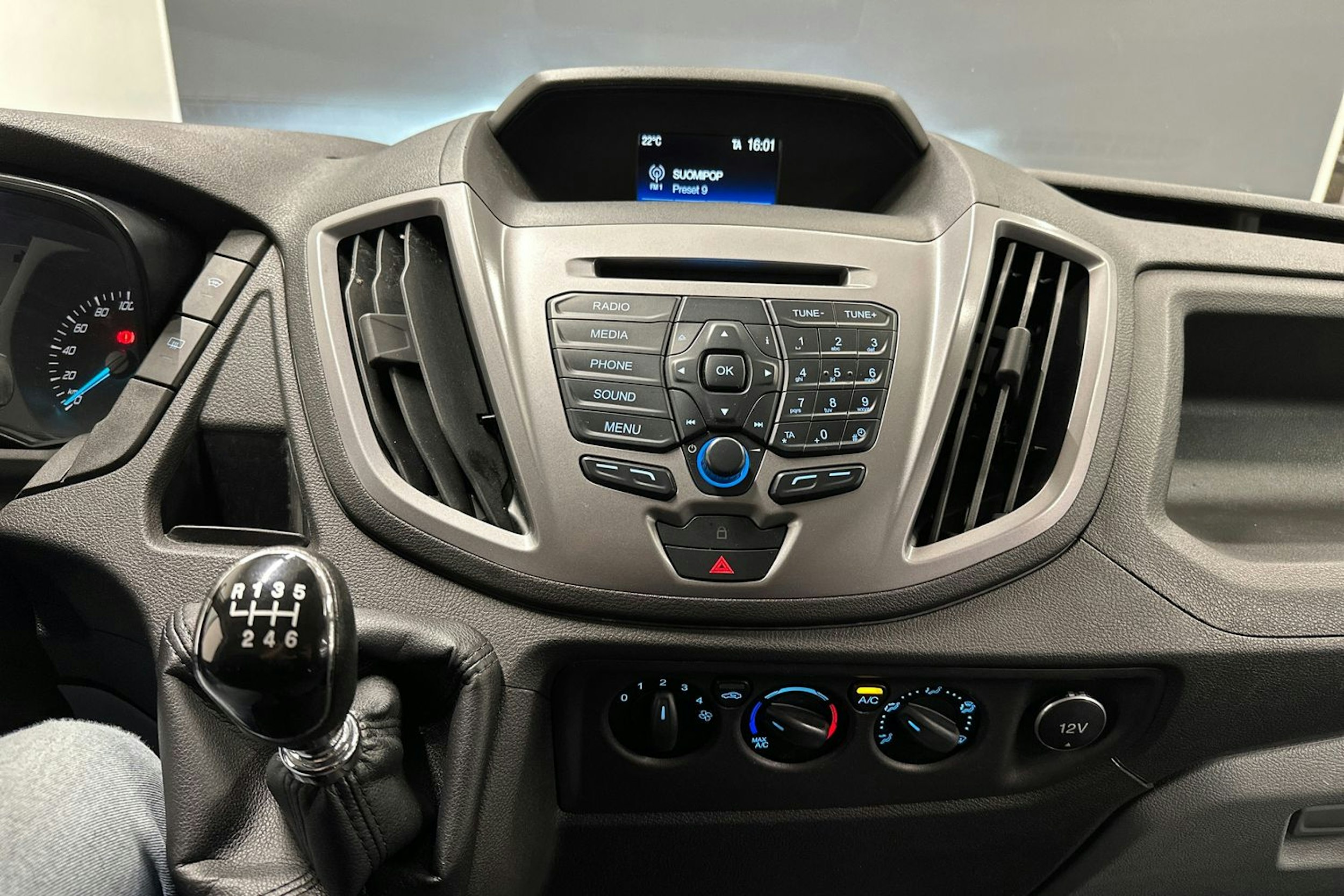 valkoinen Ford Transit 2018 kuva 11.