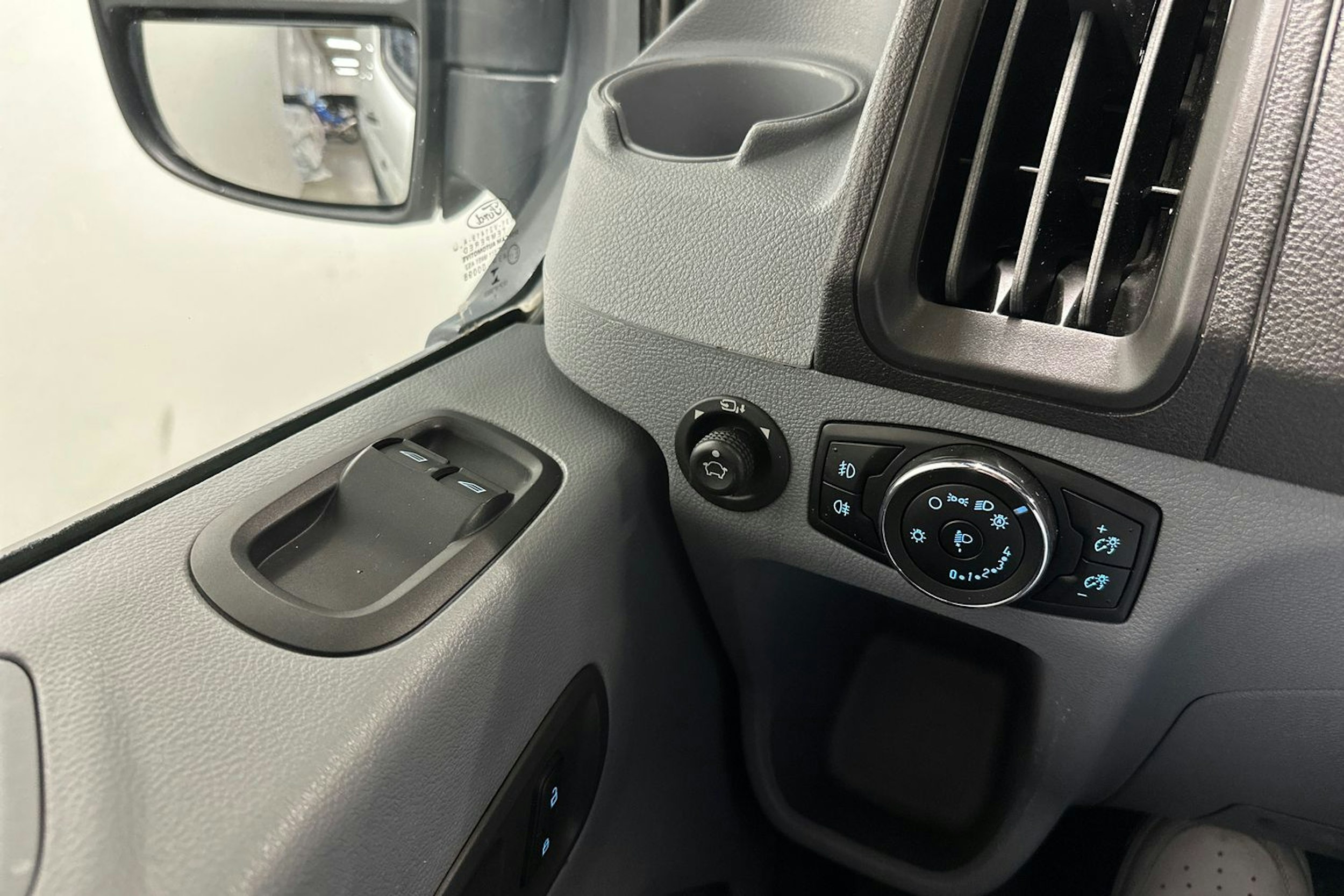 valkoinen Ford Transit 2018 kuva 13.