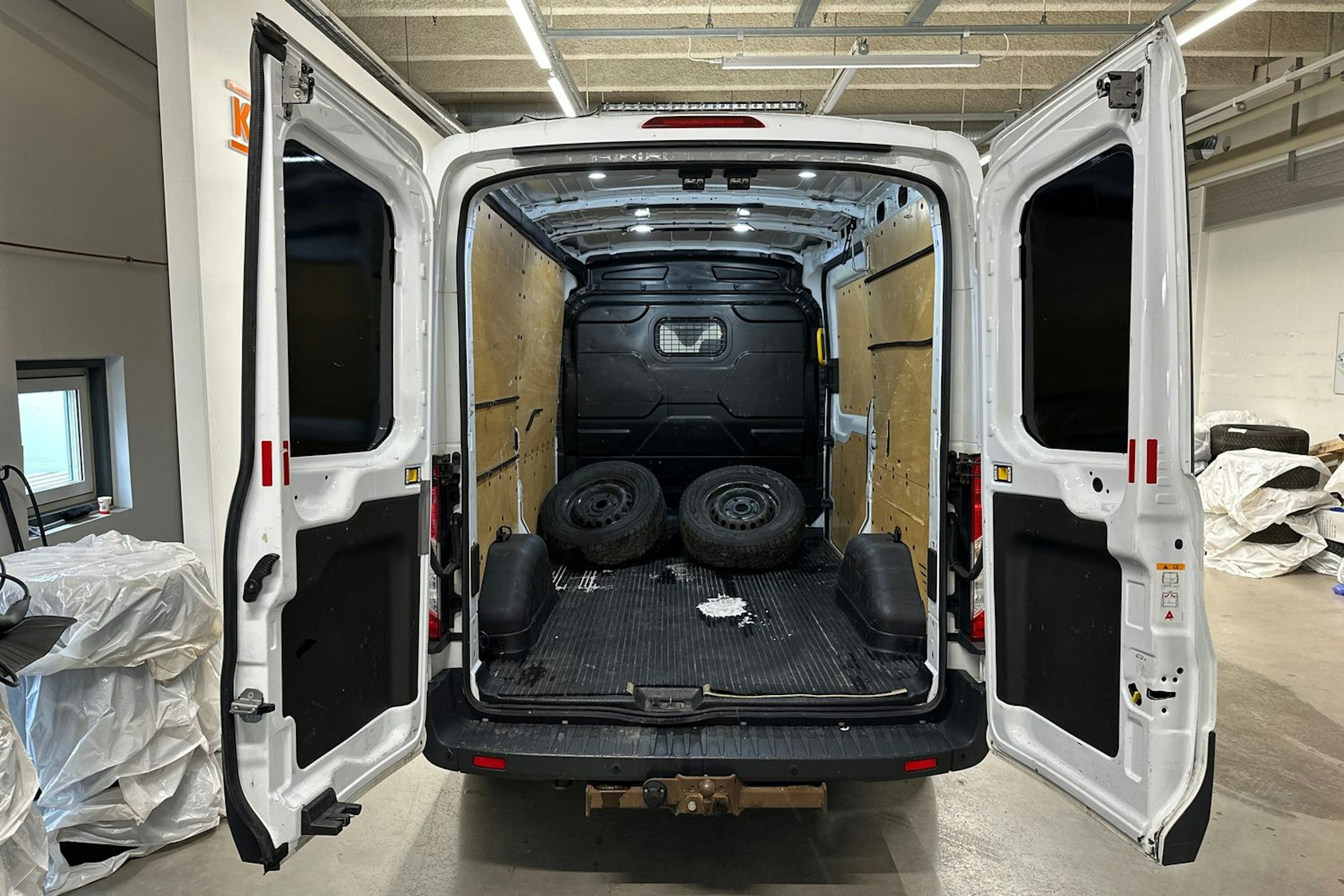 valkoinen Ford Transit 2018 kuva 15.