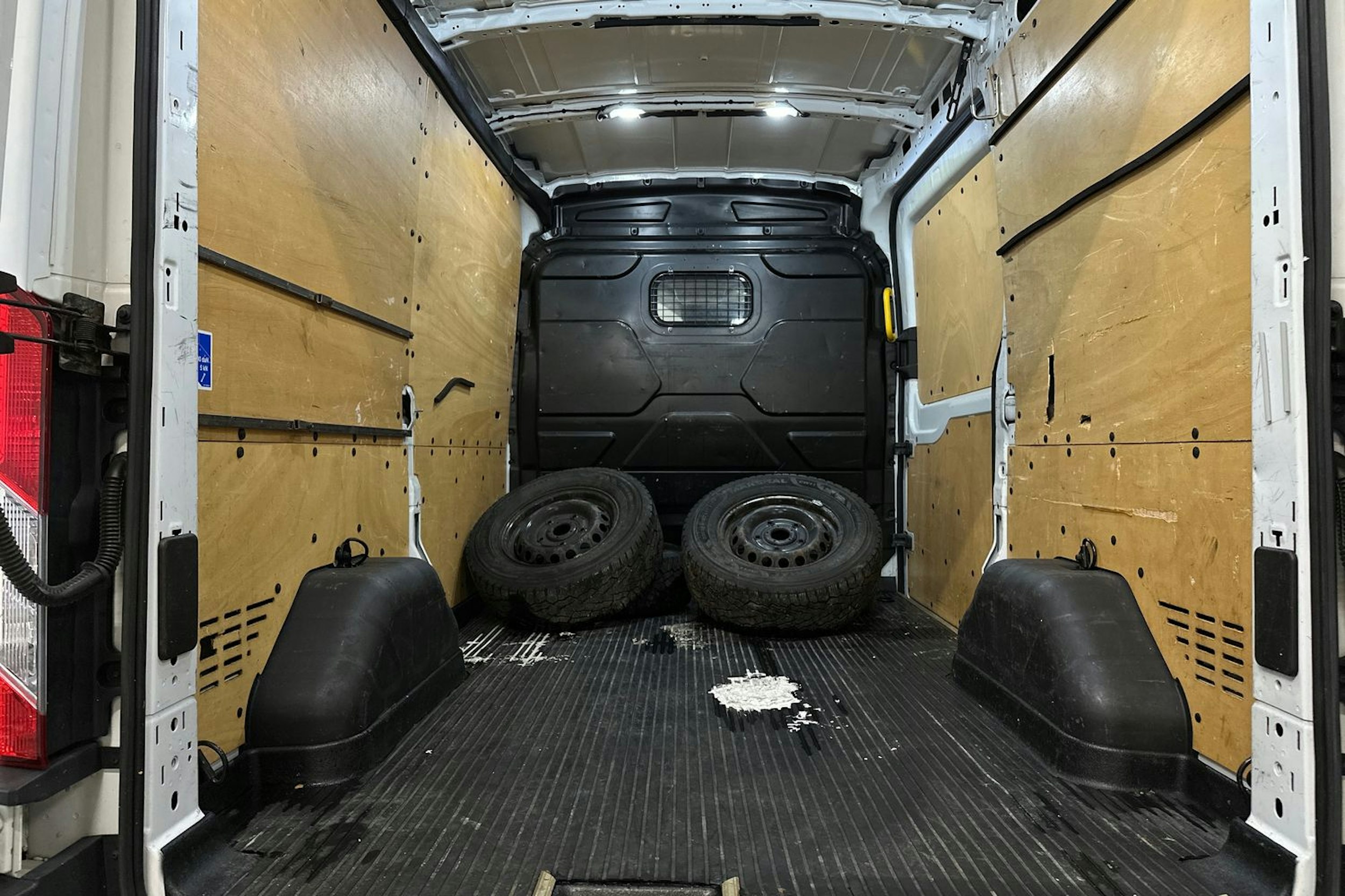 valkoinen Ford Transit 2018 kuva 16.