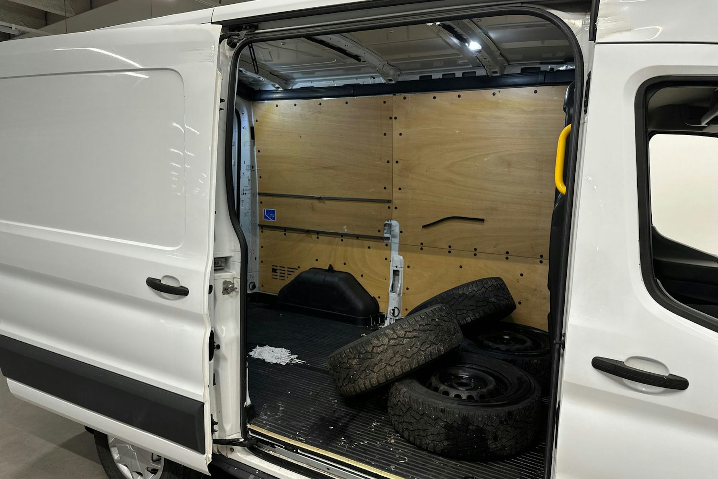 valkoinen Ford Transit 2018 kuva 17.