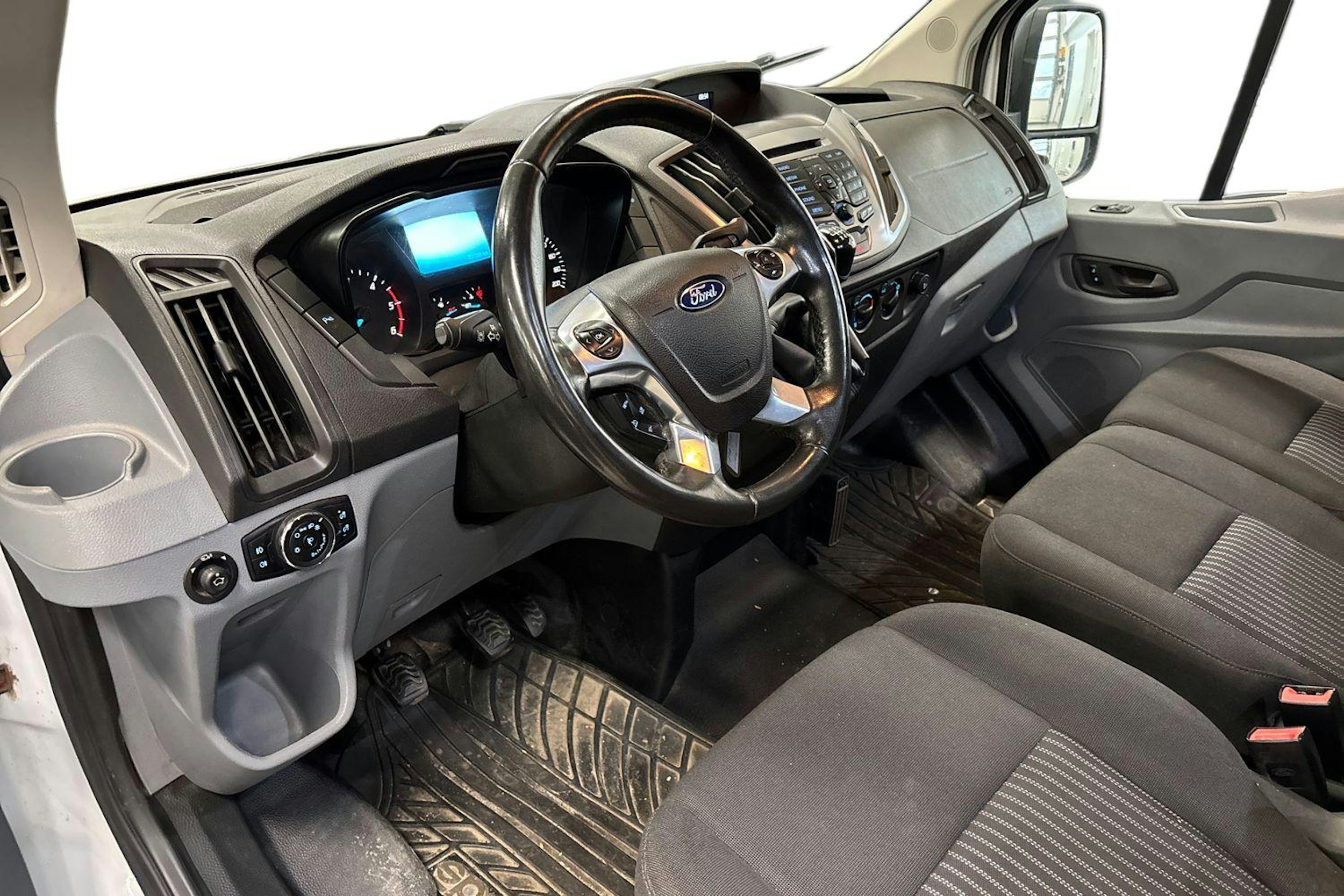 Valkoinen Ford TRANSIT 2018 kuva 3.