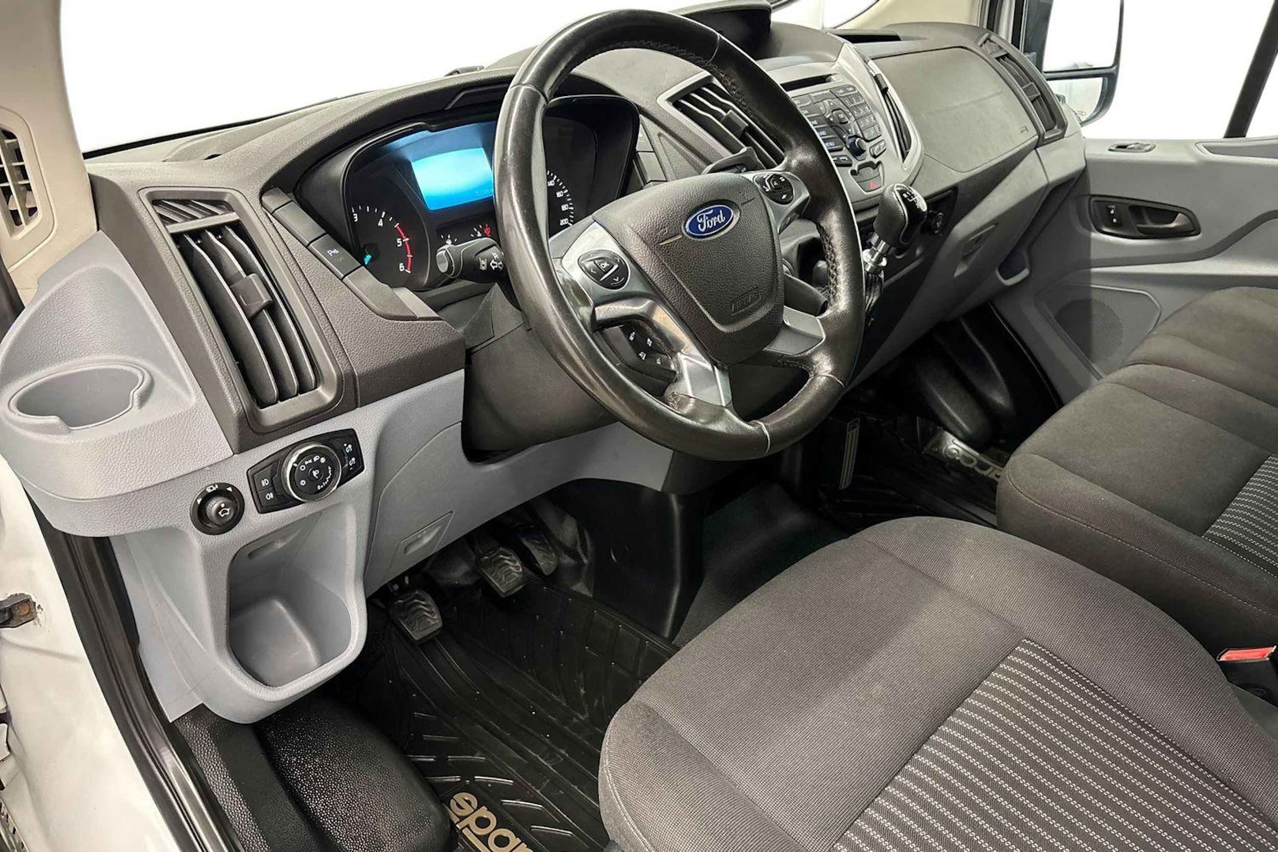 Valkoinen Ford Transit 2018 kuva 7.