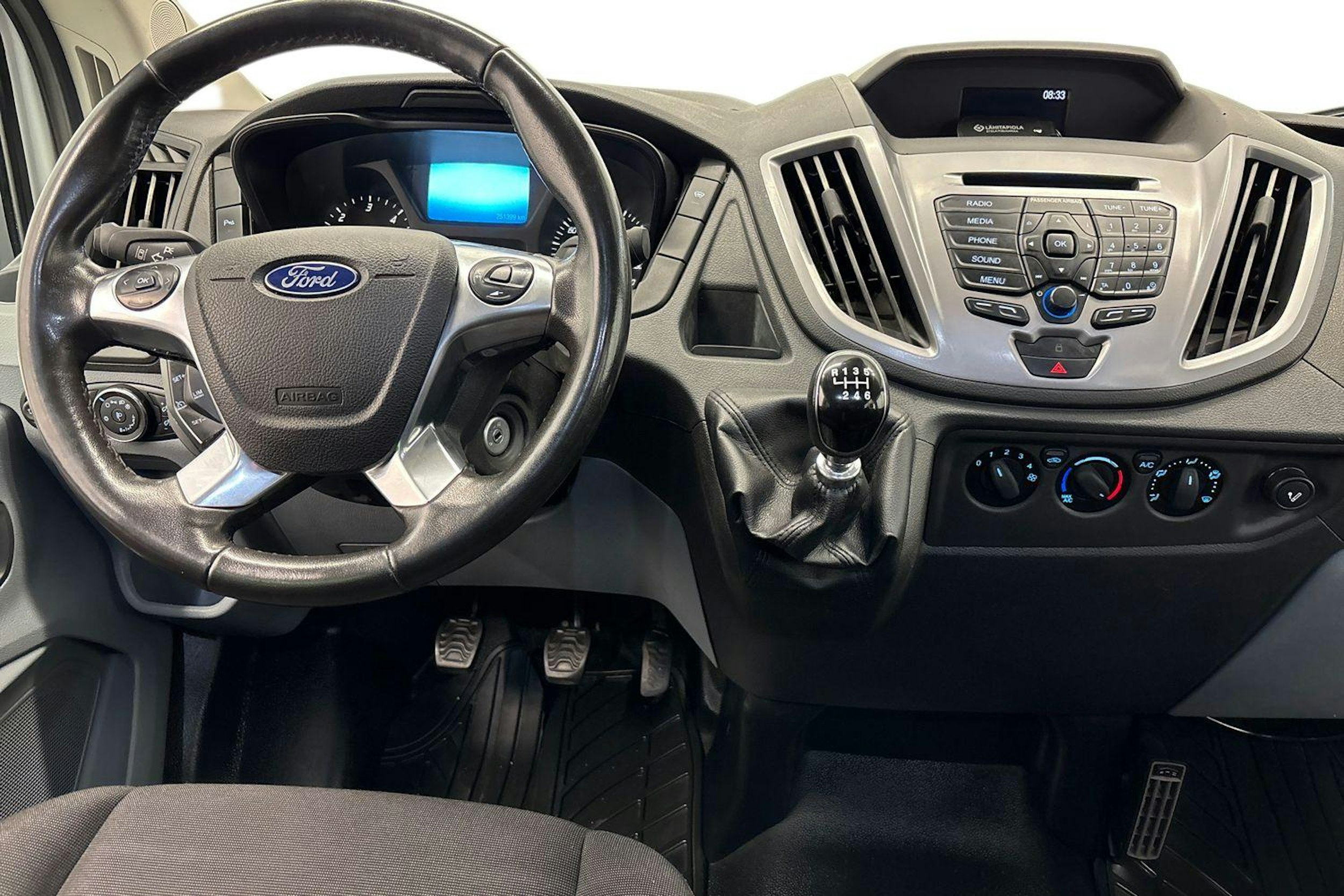 Valkoinen Ford Transit 2018 kuva 9.