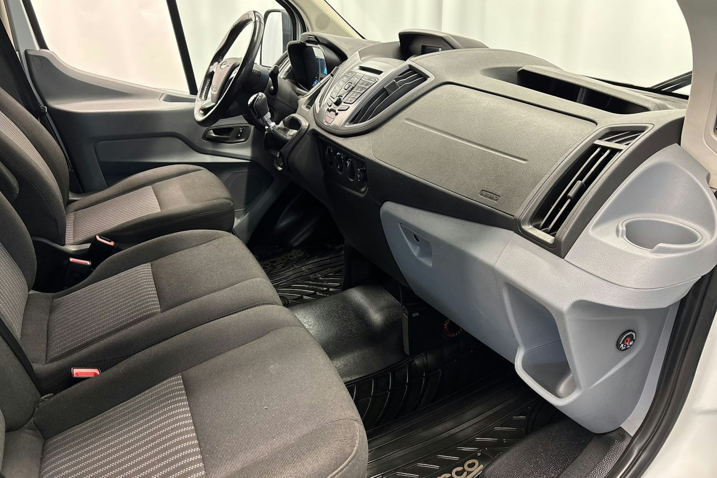 Valkoinen Ford Transit 2018 kuva 13.