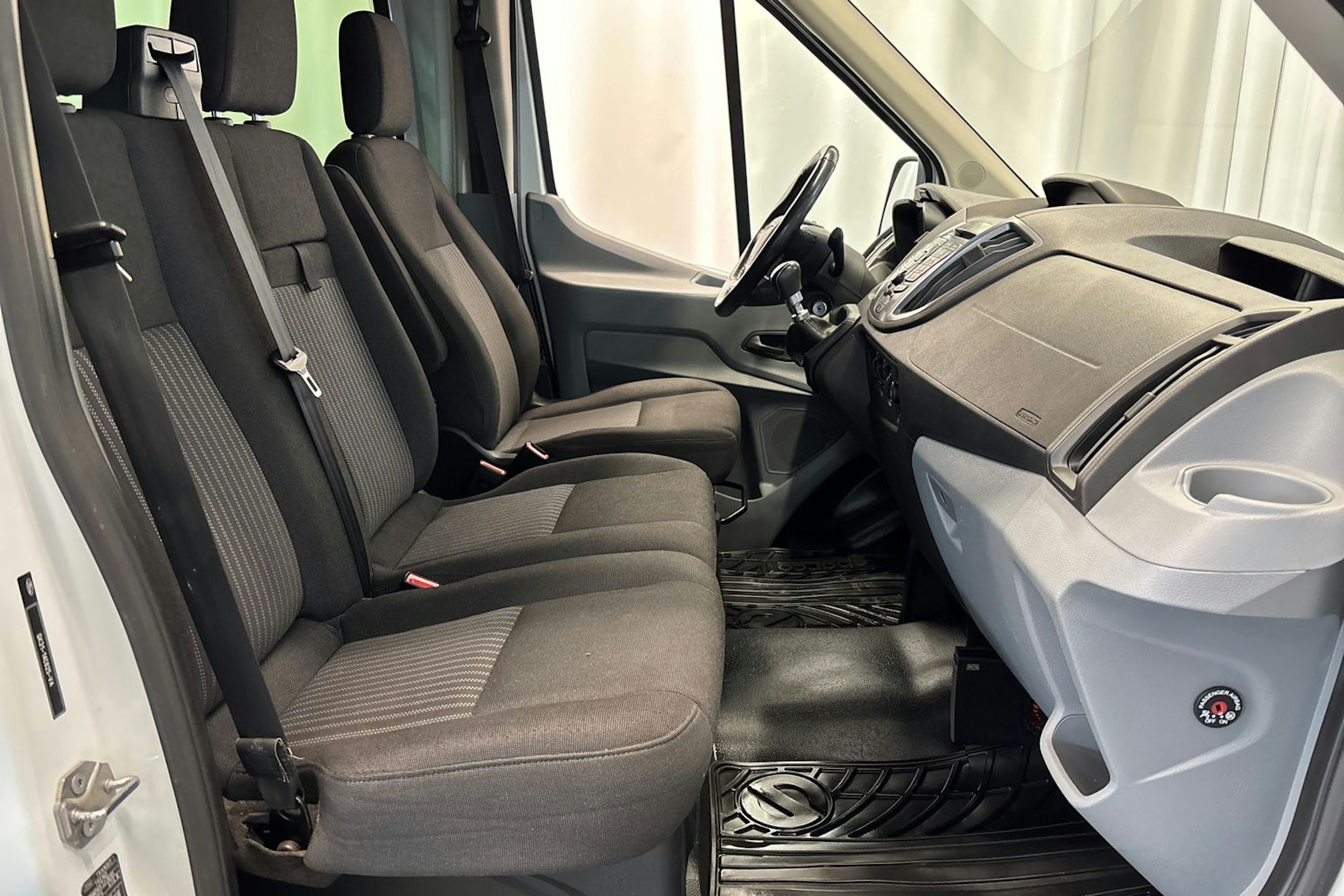 Valkoinen Ford Transit 2018 kuva 14.