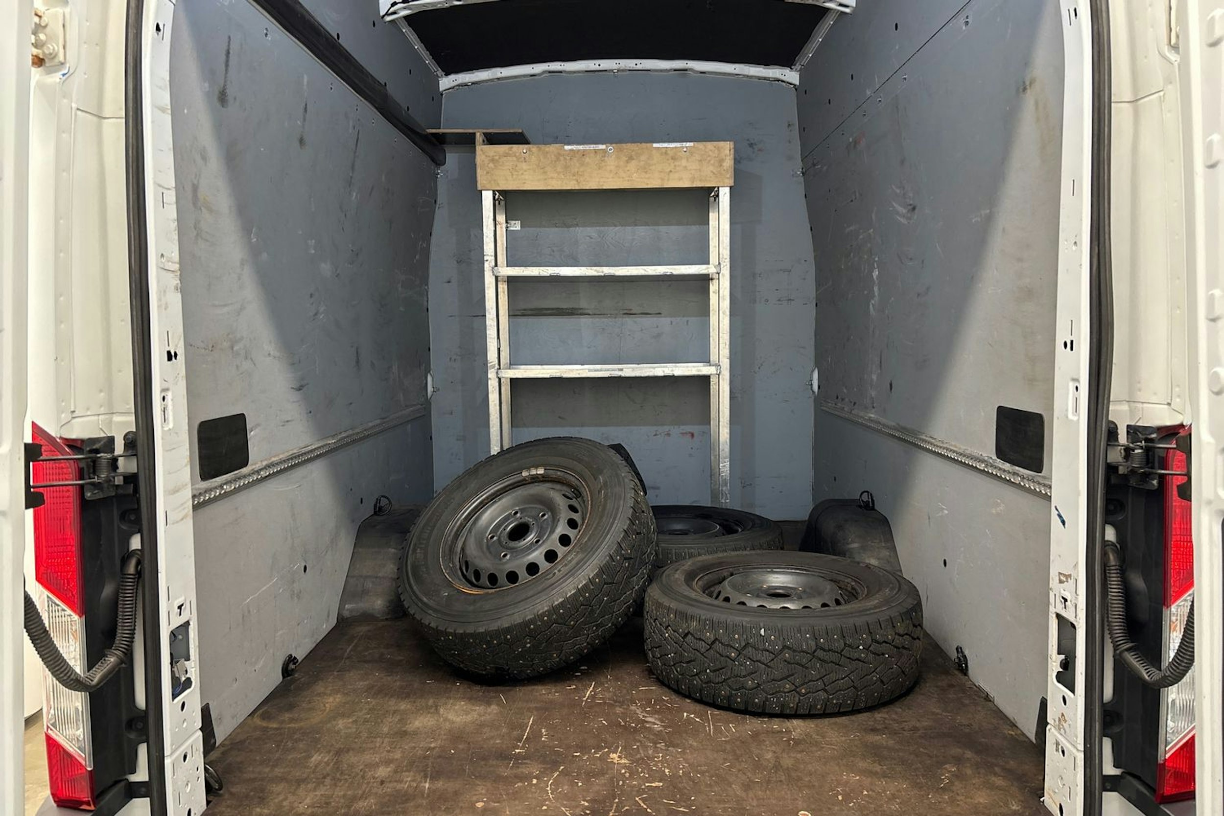 Valkoinen Ford Transit 2018 kuva 17.