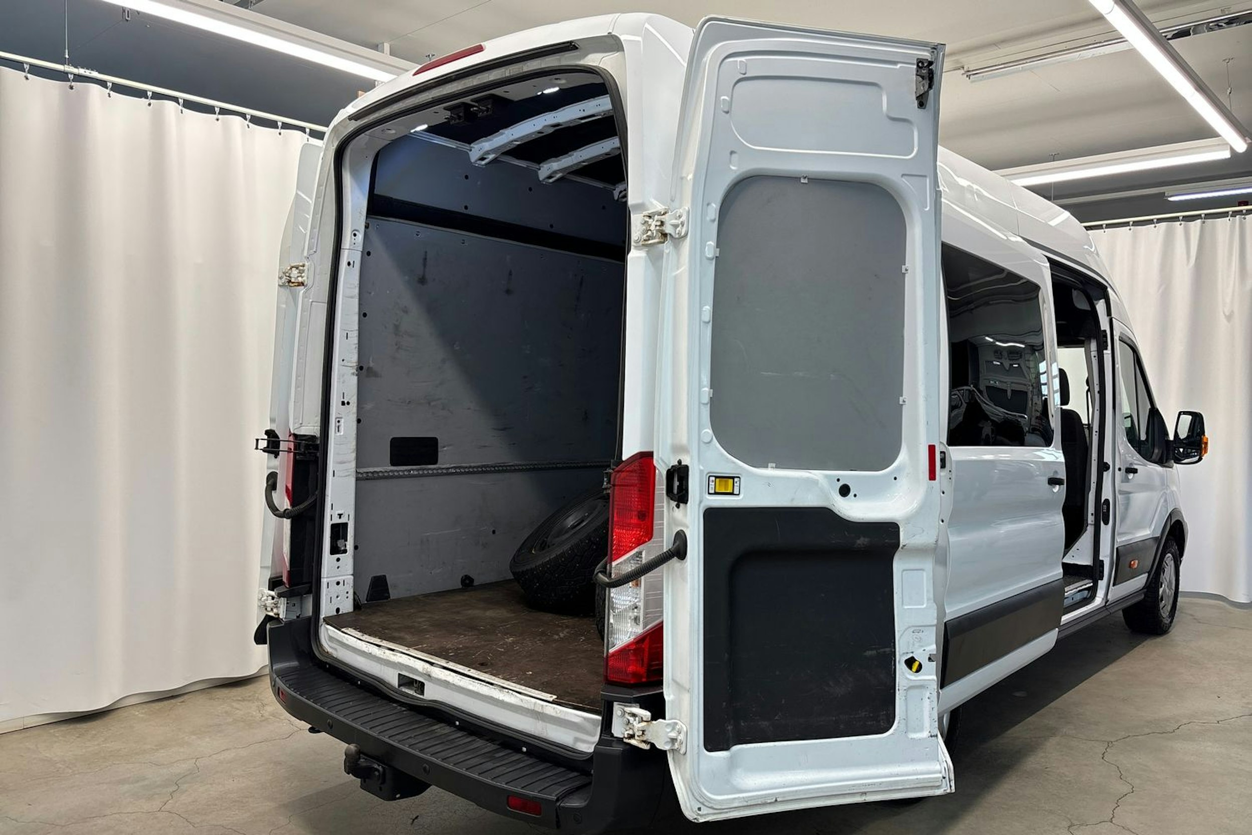 Valkoinen Ford Transit 2018 kuva 18.