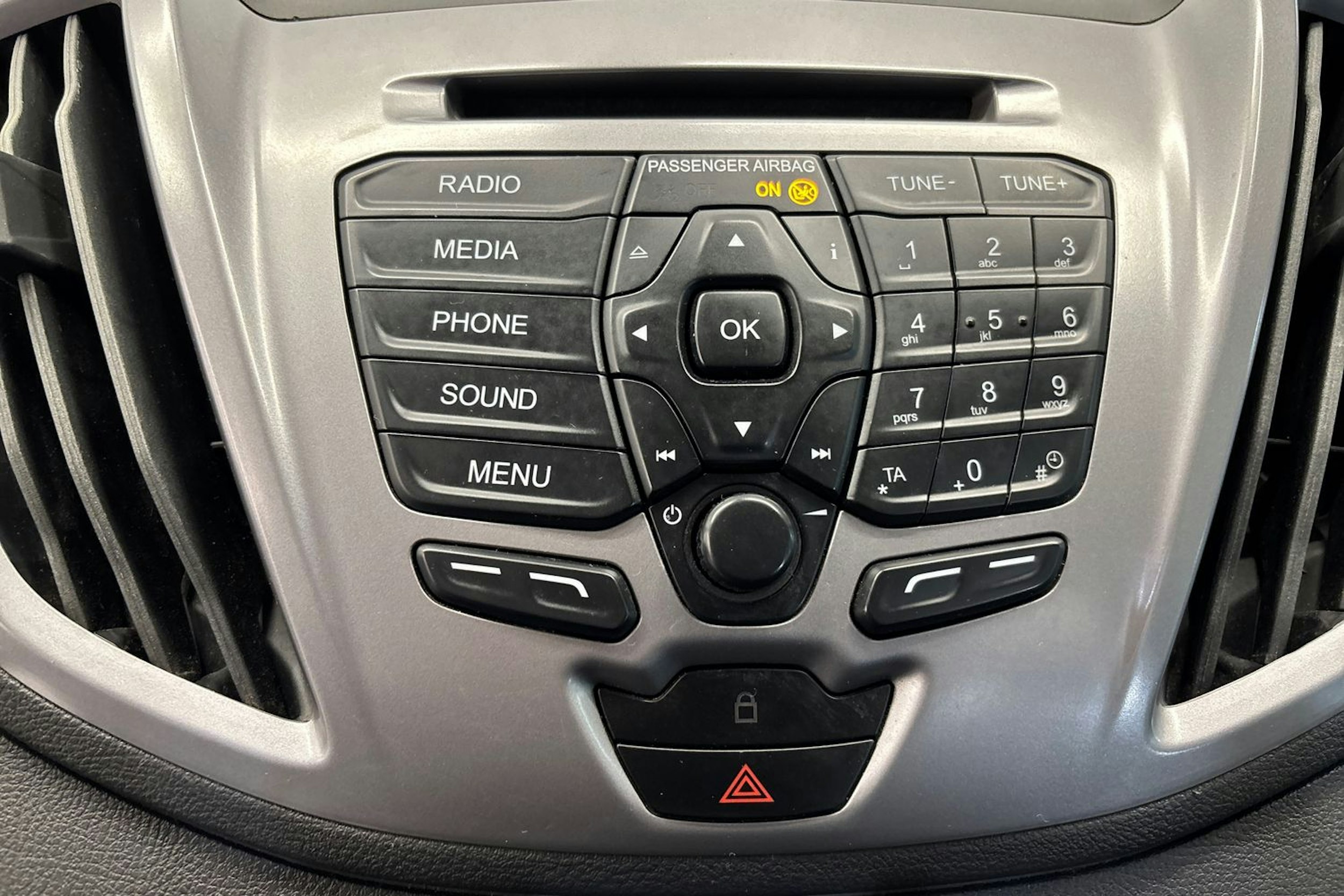 Valkoinen Ford Transit 2018 kuva 20.