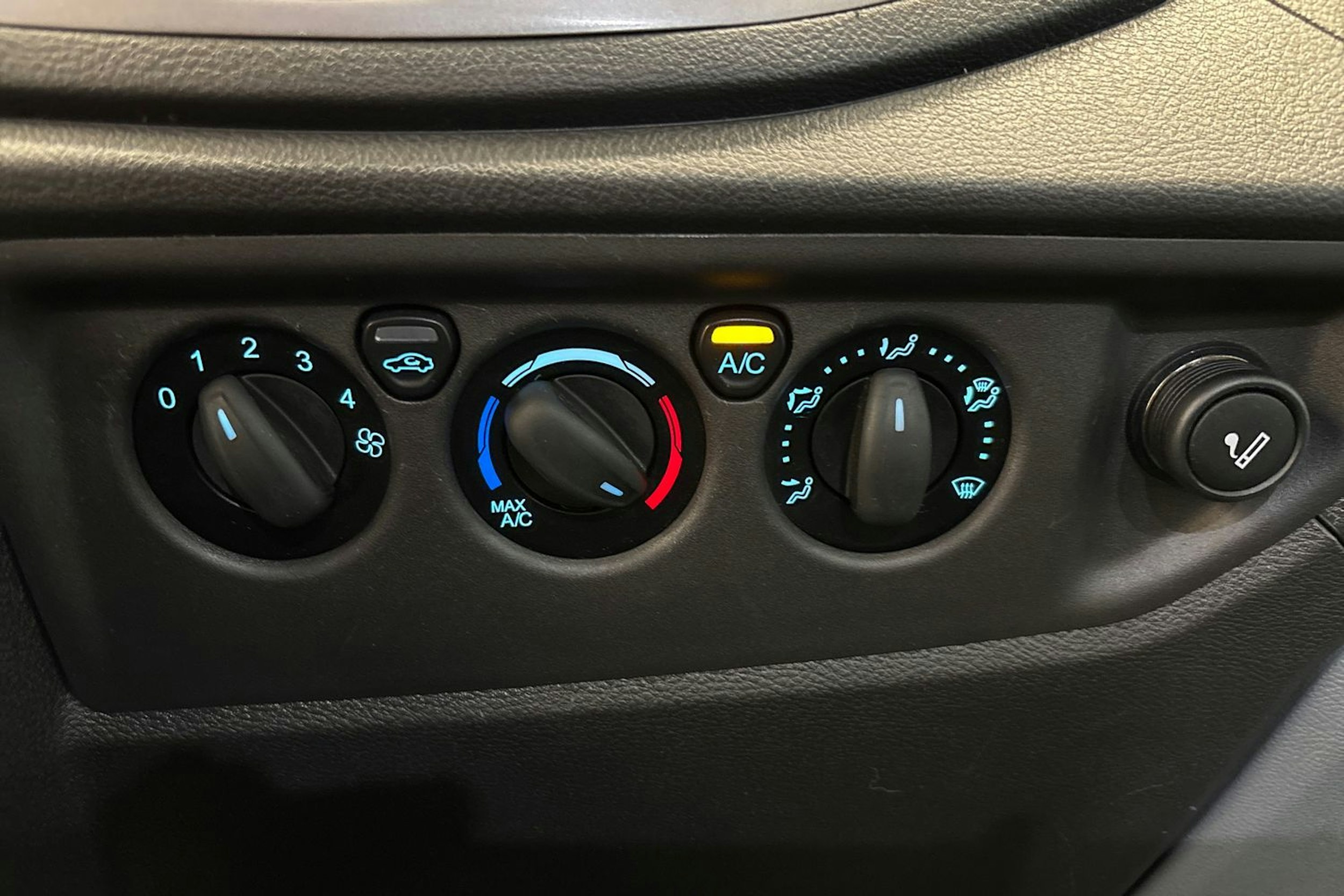 Valkoinen Ford Transit 2018 kuva 21.