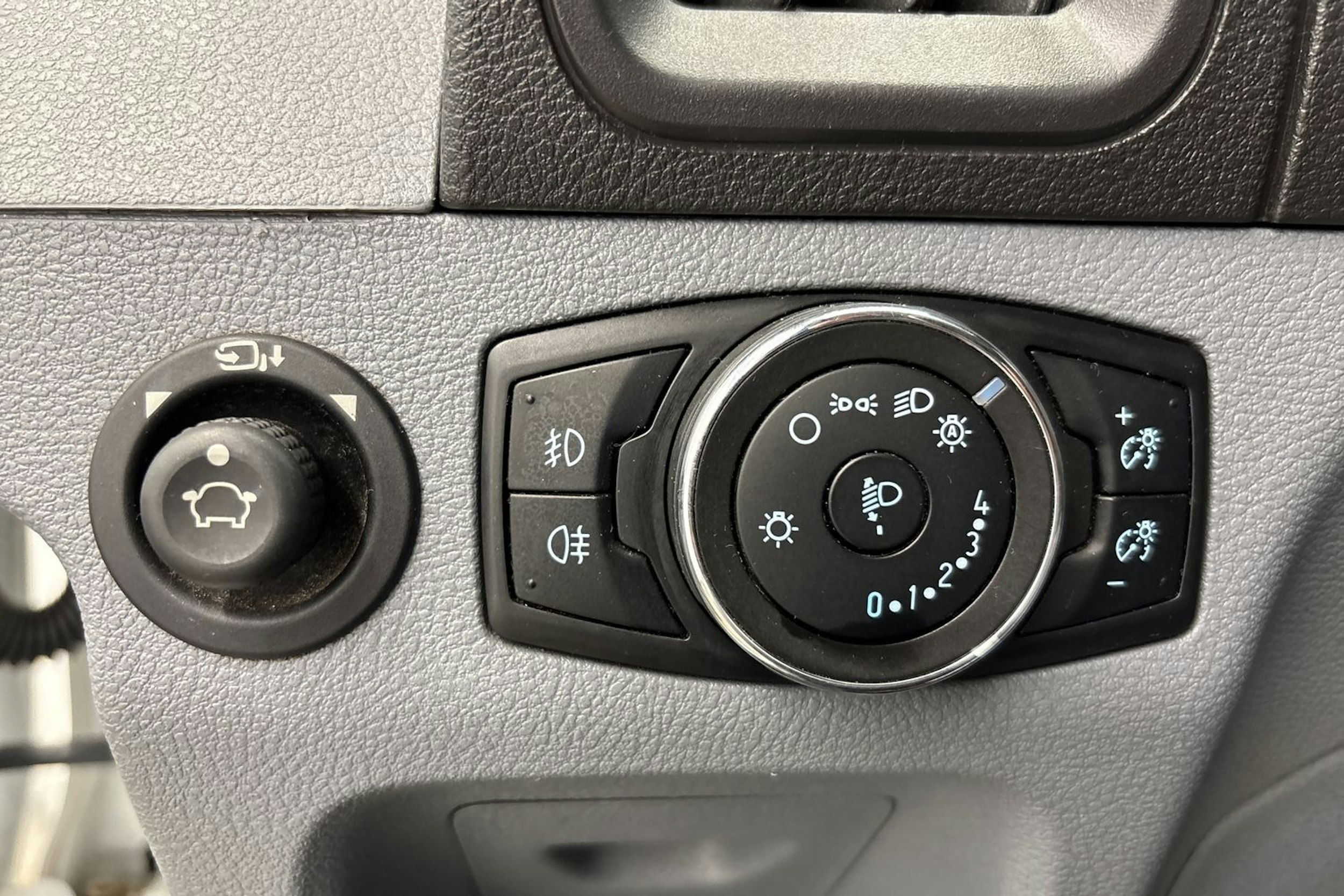 Valkoinen Ford Transit 2018 kuva 23.