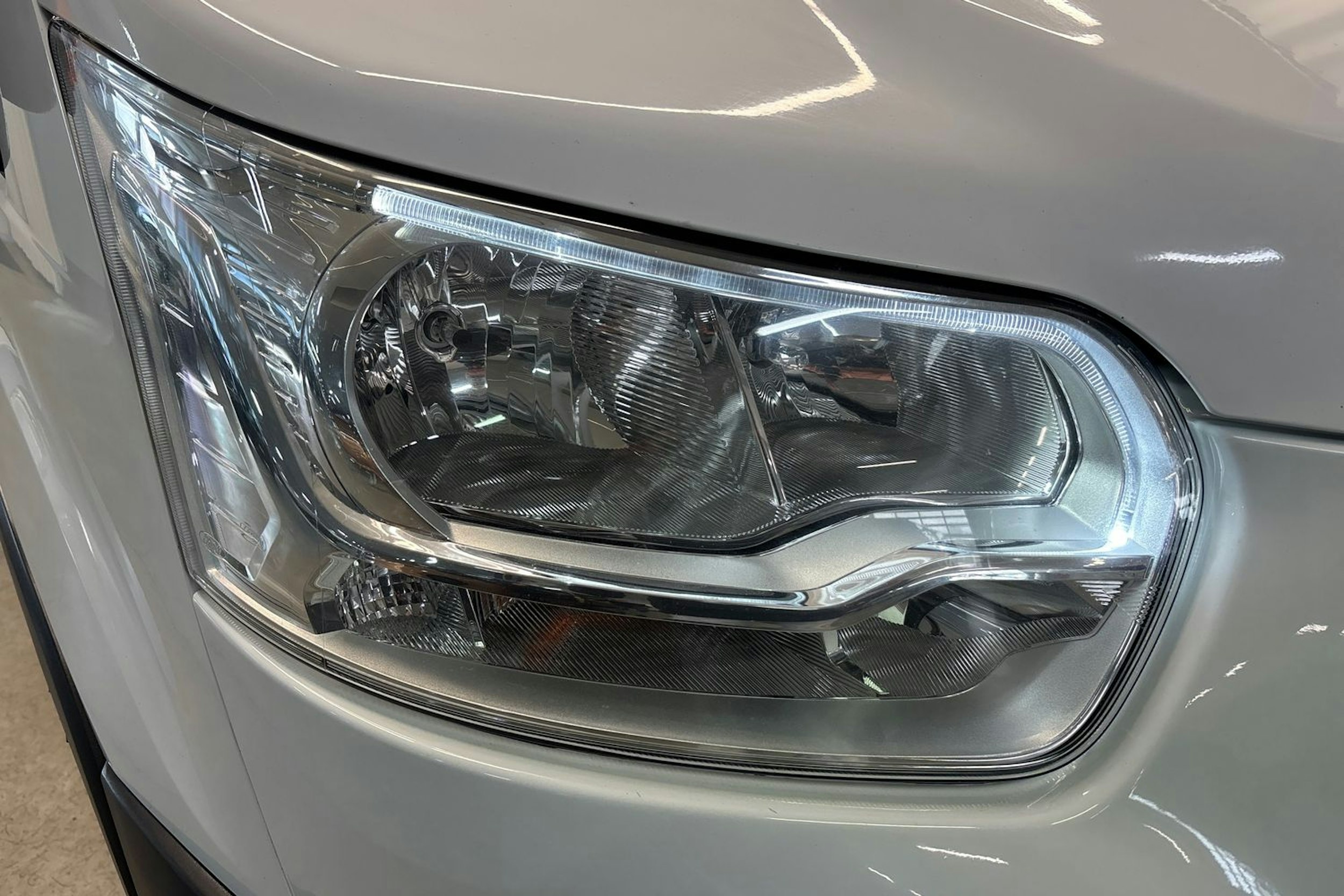 Valkoinen Ford Transit 2018 kuva 24.