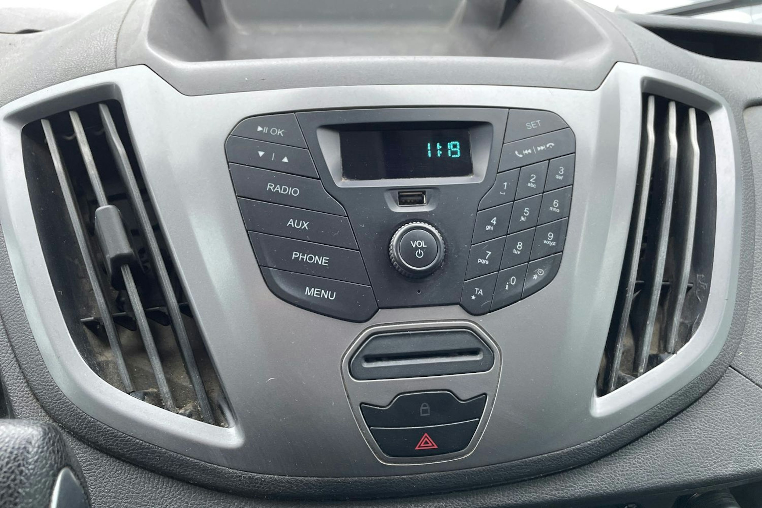 Valkoinen Ford TRANSIT 2018 kuva 19.