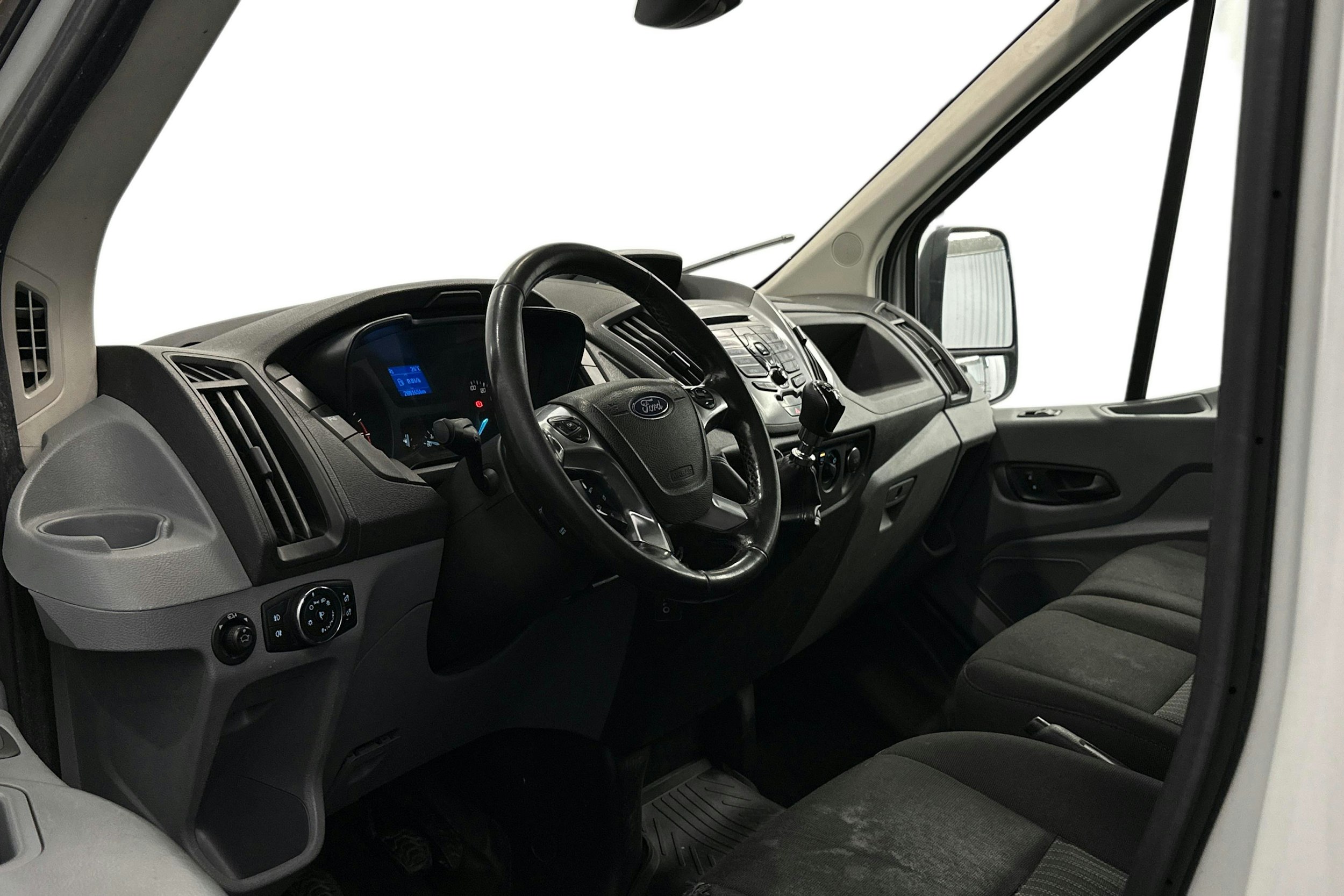 valkoinen Ford Transit 2018 kuva 6.