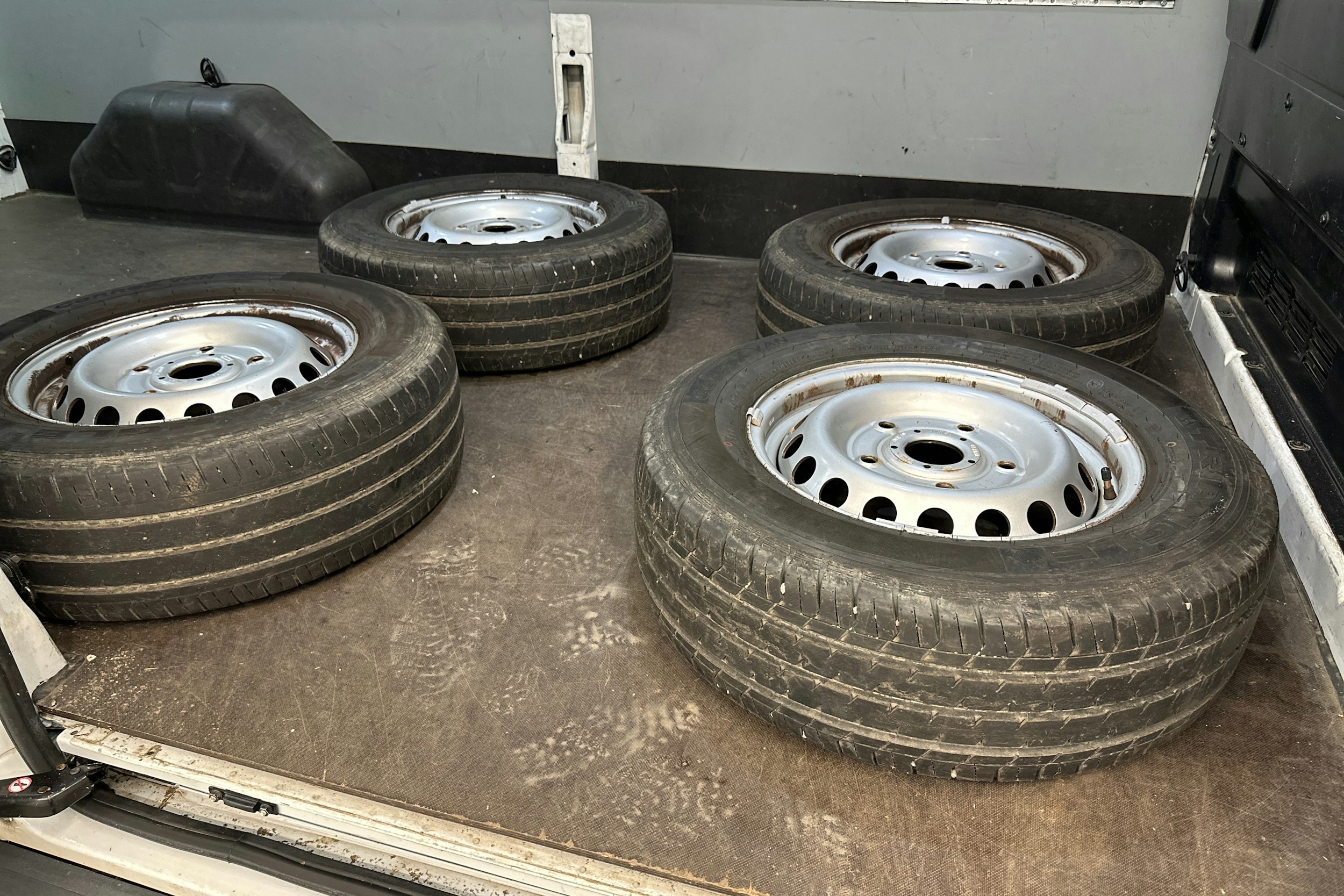 valkoinen Ford Transit 2018 kuva 10.
