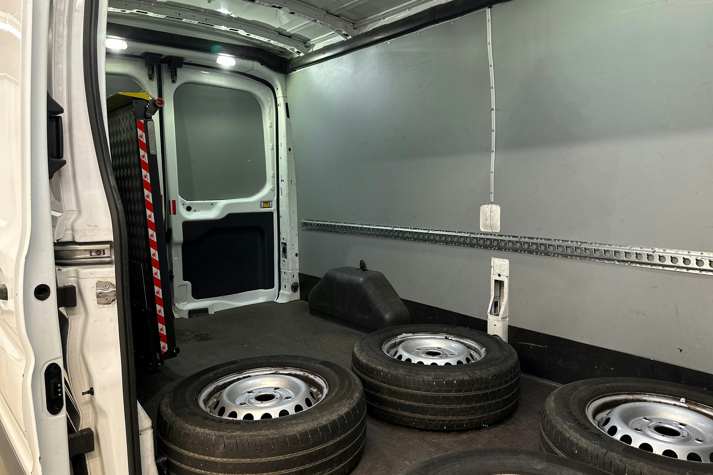 valkoinen Ford Transit 2018 kuva 11.