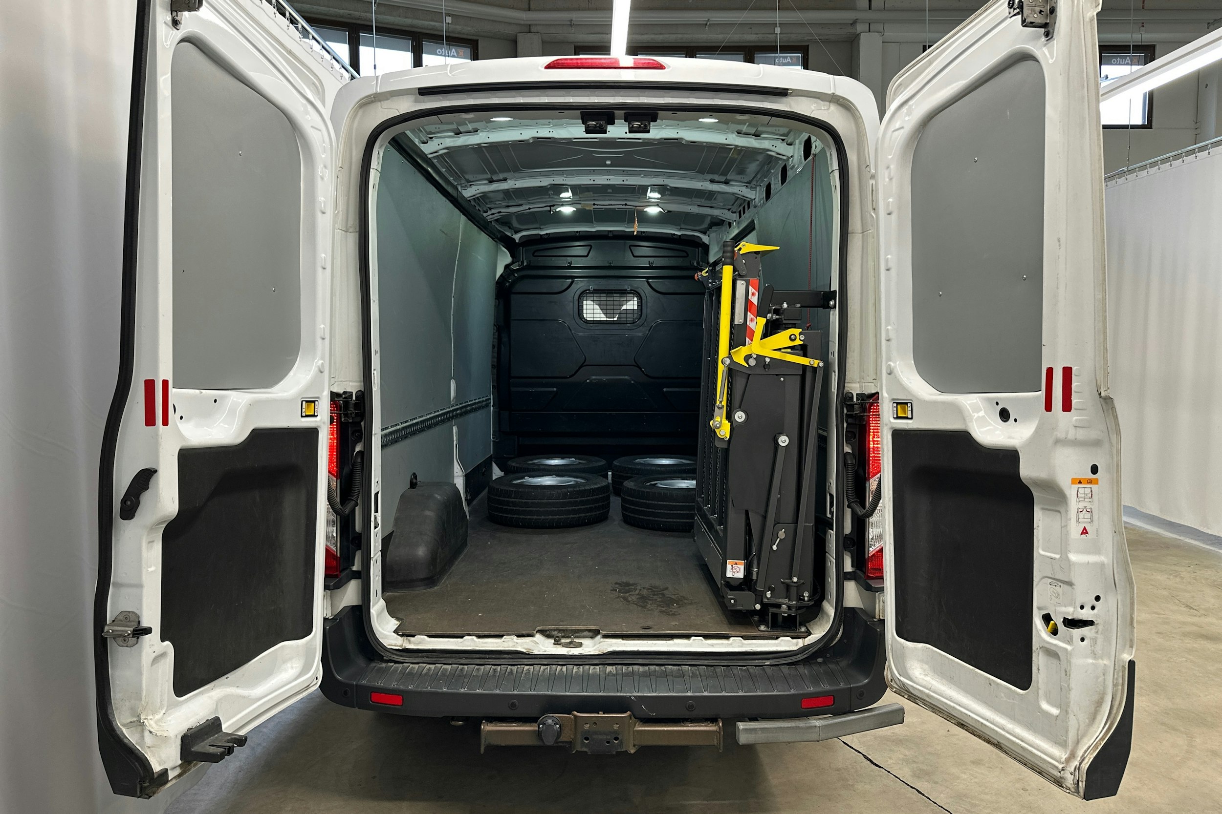 valkoinen Ford Transit 2018 kuva 12.